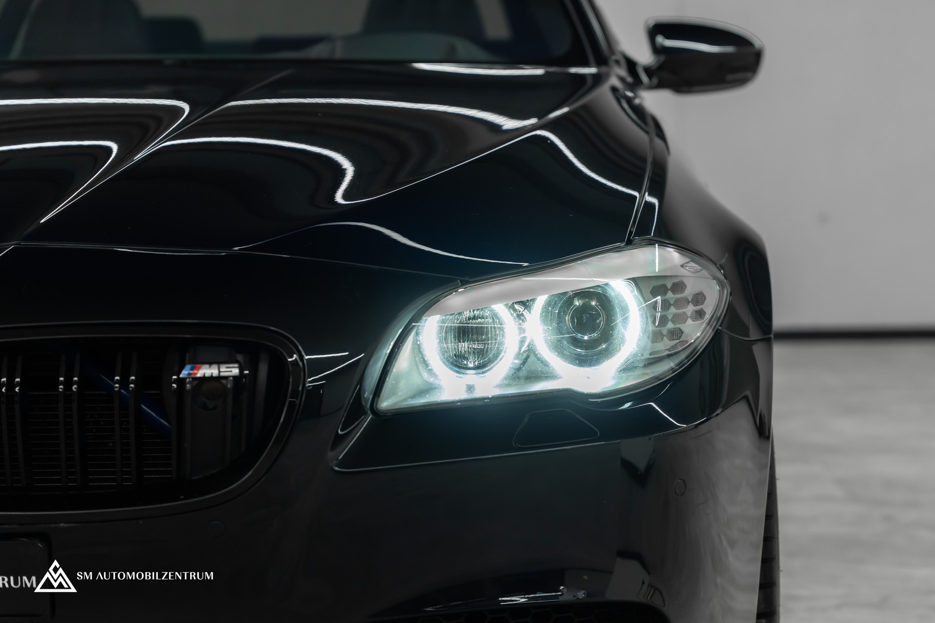 BMW M5 / Panorama / Sitzbelüftung / Head-Up-showroom-element-2