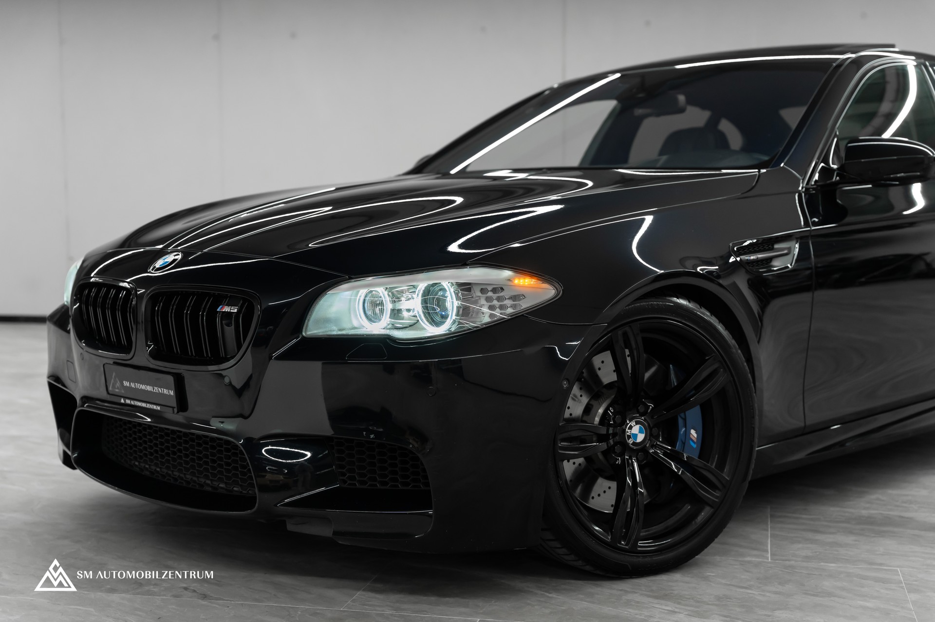 BMW M5 / Panorama / Sitzbelüftung / Head-Up-showroom-element-3