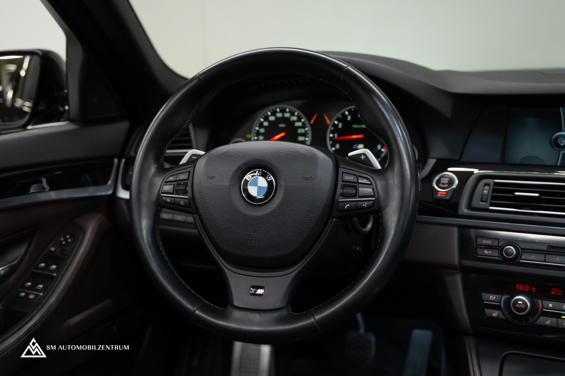 BMW M5 / Panorama / Sitzbelüftung / Head-Up-image-31
