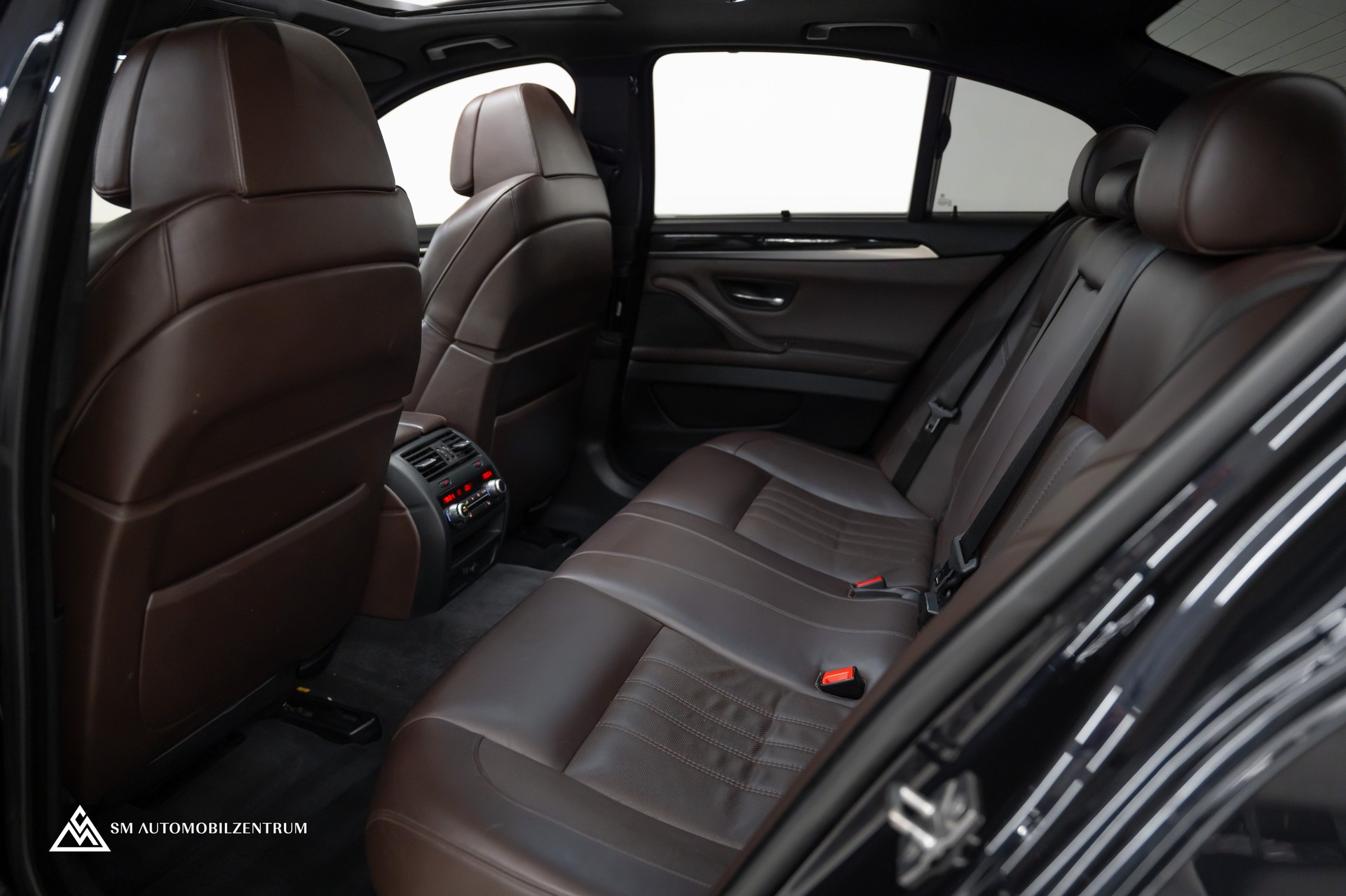 BMW M5 / Panorama / Sitzbelüftung / Head-Up-image-18