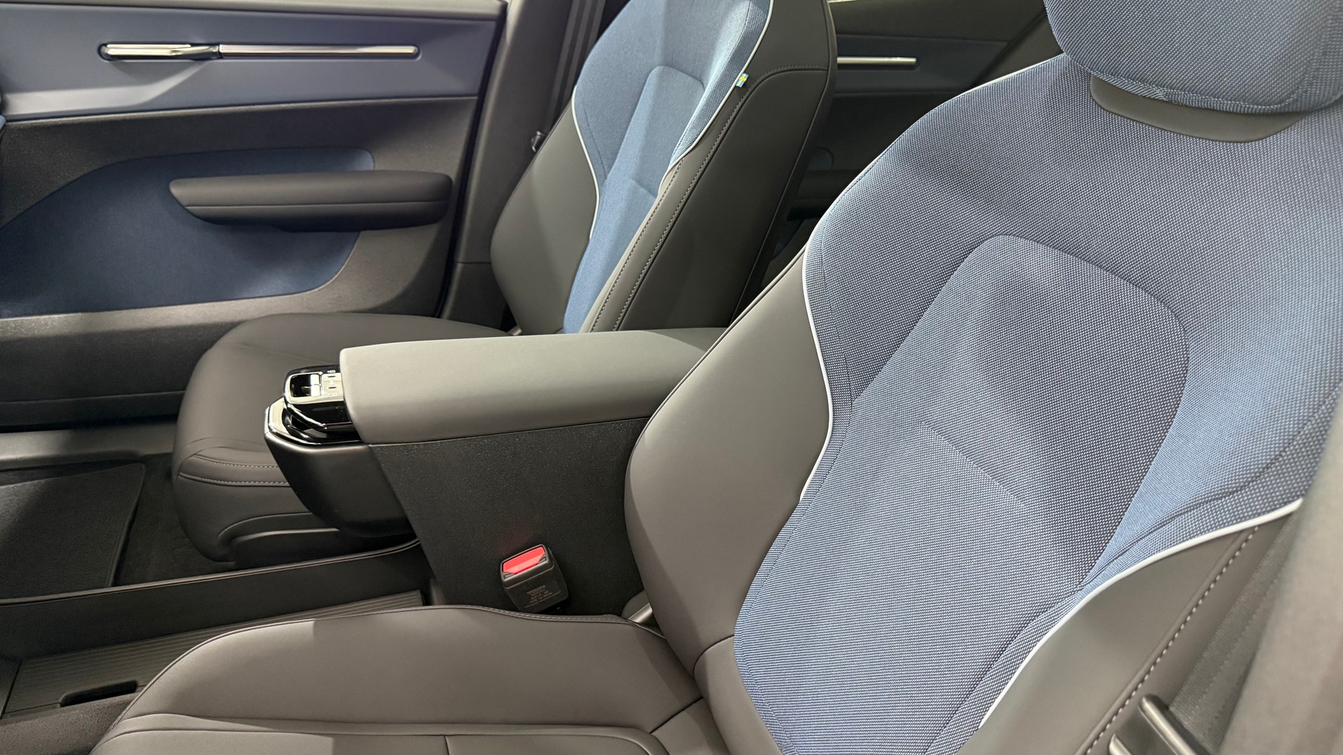 VOLVO EX 30 CC E60 Twin Performance A-showroom-element-2