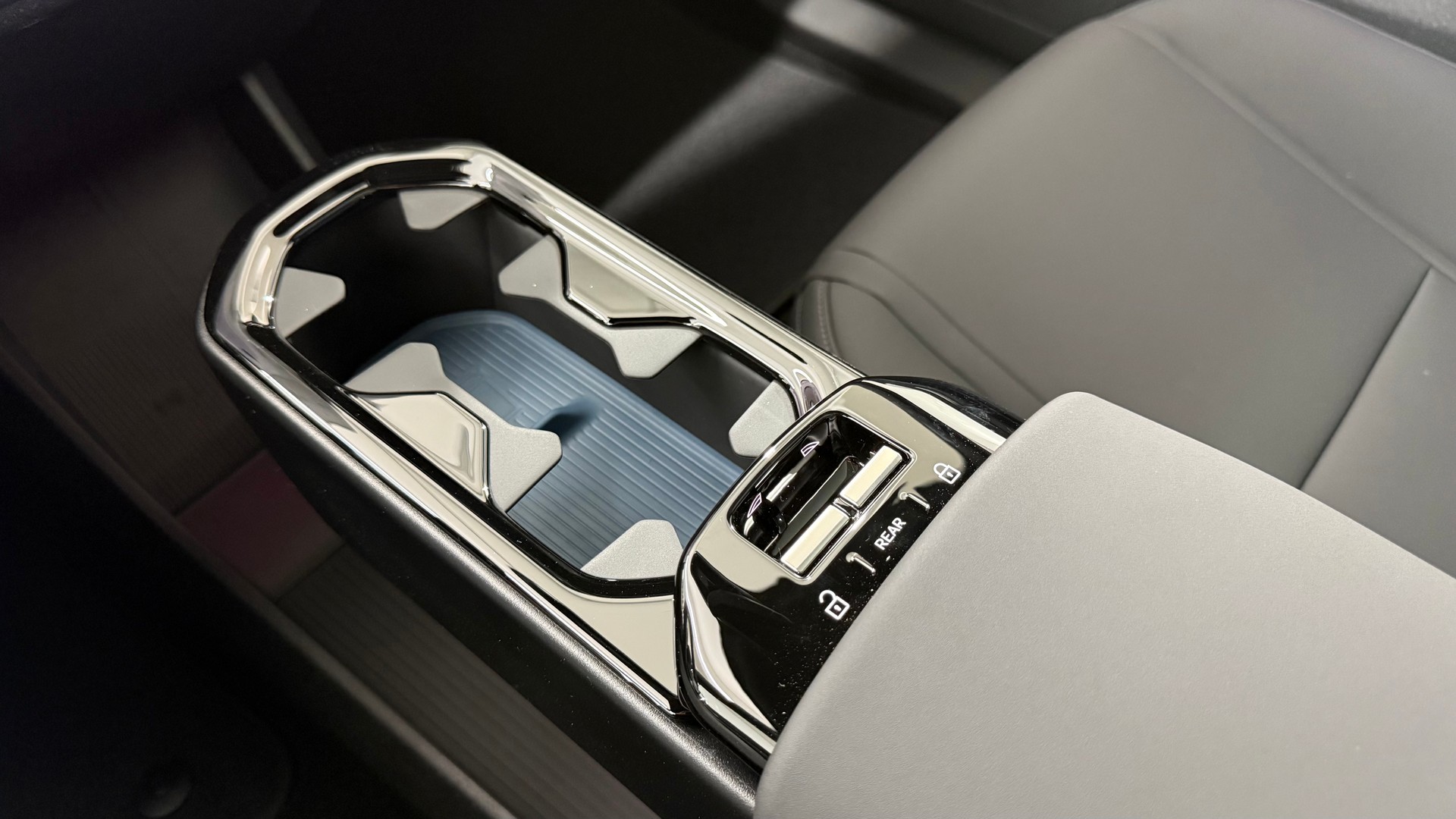VOLVO EX 30 CC E60 Twin Performance A-image-11