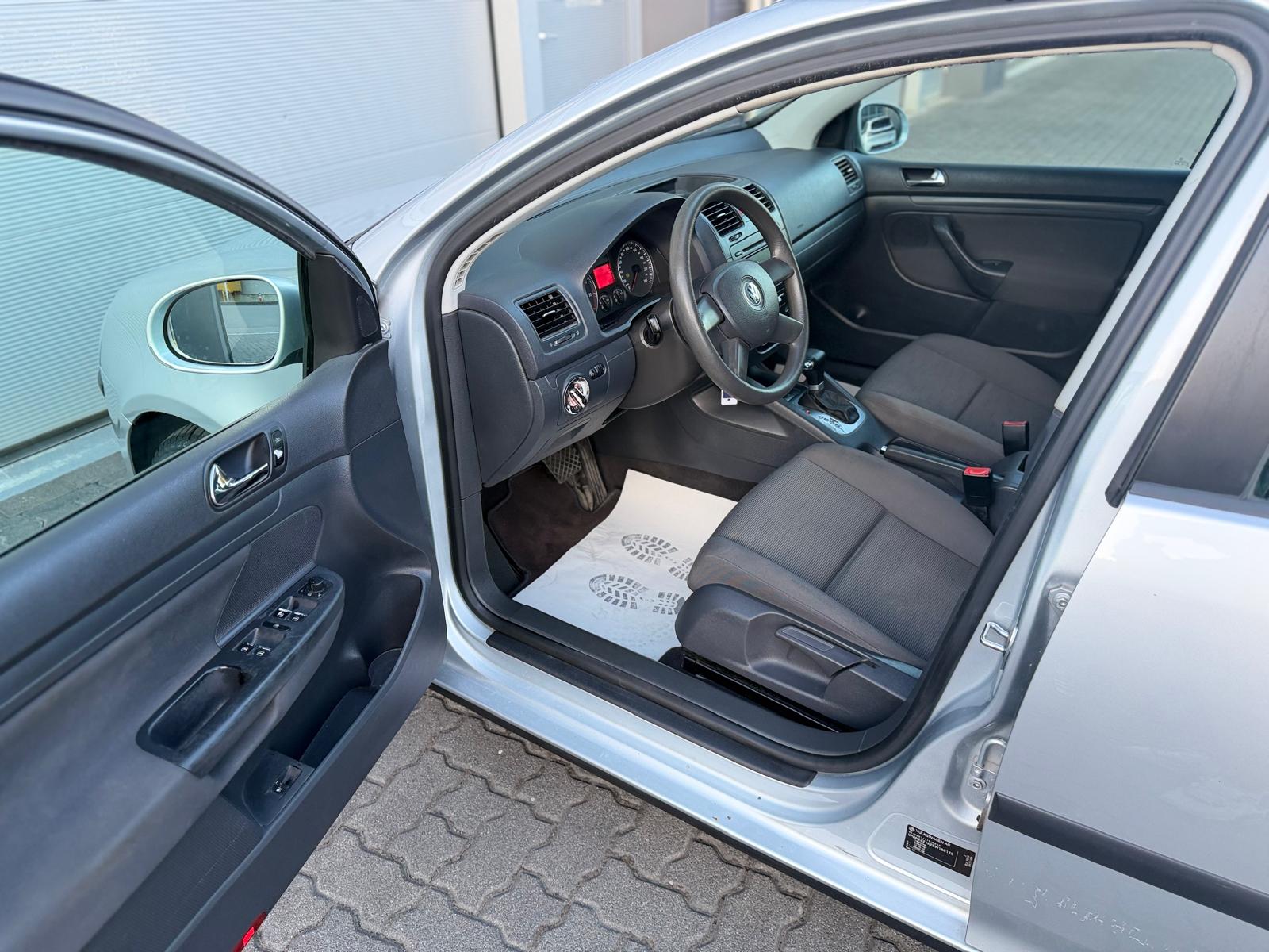VW Golf 1.6 FSI Trend Edition-image-7