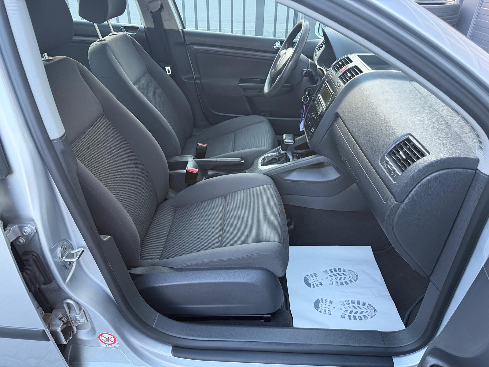 VW Golf 1.6 FSI Trend Edition-image-12