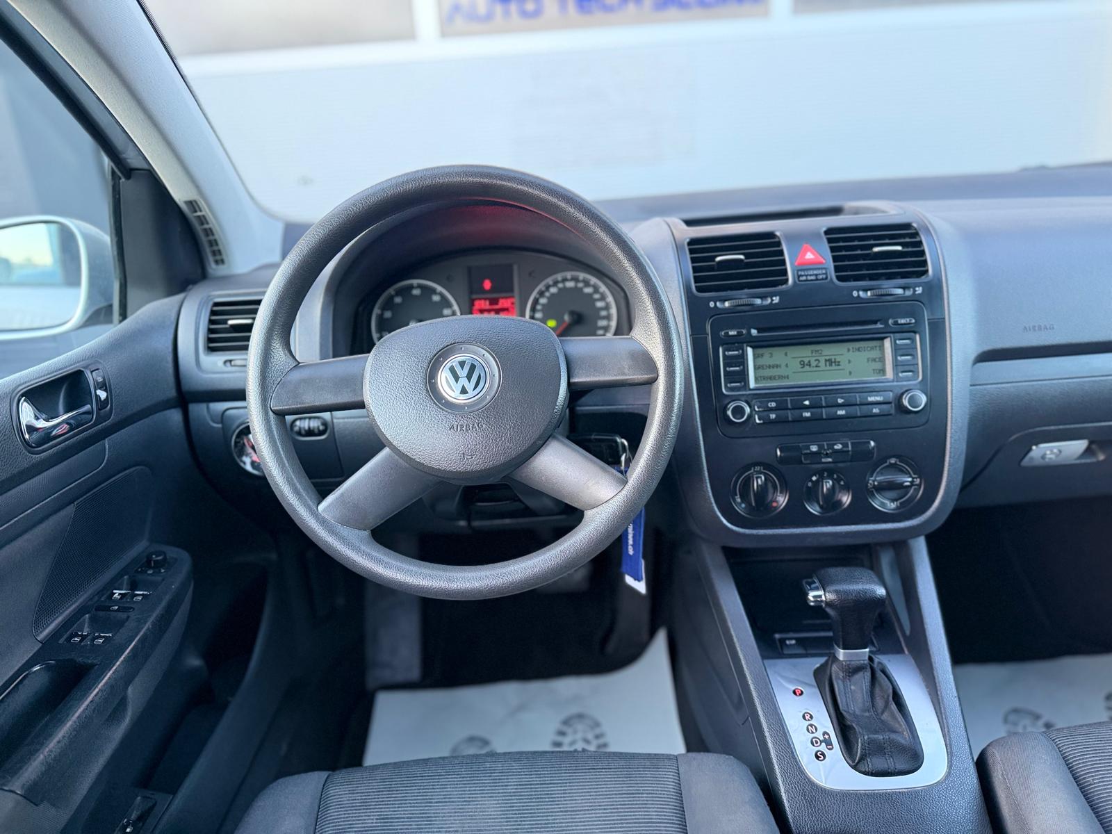 VW Golf 1.6 FSI Trend Edition-image-9
