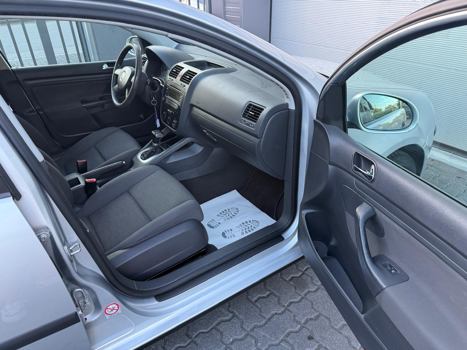 VW Golf 1.6 FSI Trend Edition-image-11