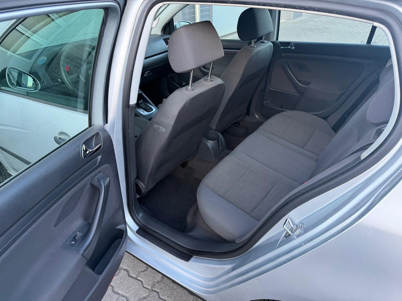 VW Golf 1.6 FSI Trend Edition-image-14