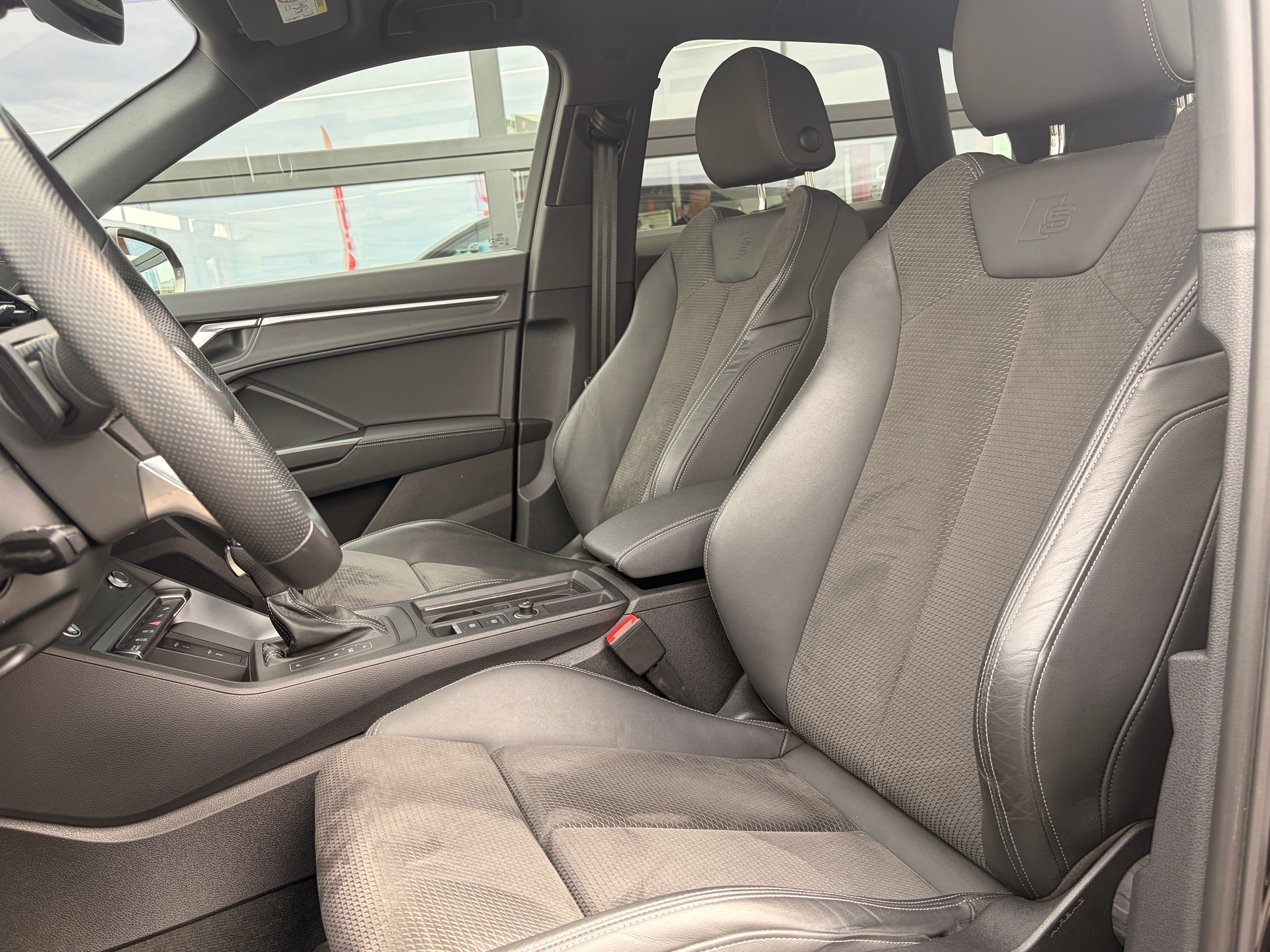 AUDI Q3 35 TFSI S line Attraction S-tronic-image-6