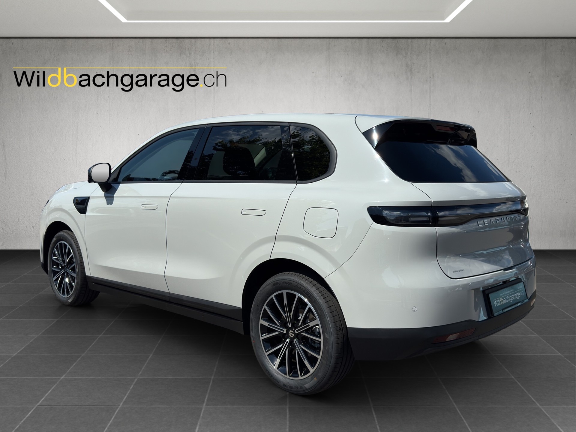 LEAPMOTOR B10 1.5 Hybrid EV-showroom-element-2