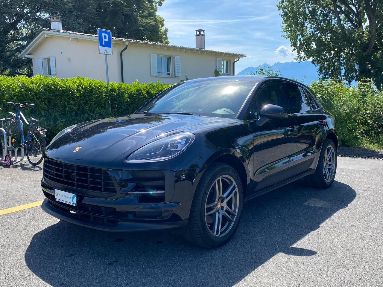 PORSCHE Macan PDK-showroom-element-1
