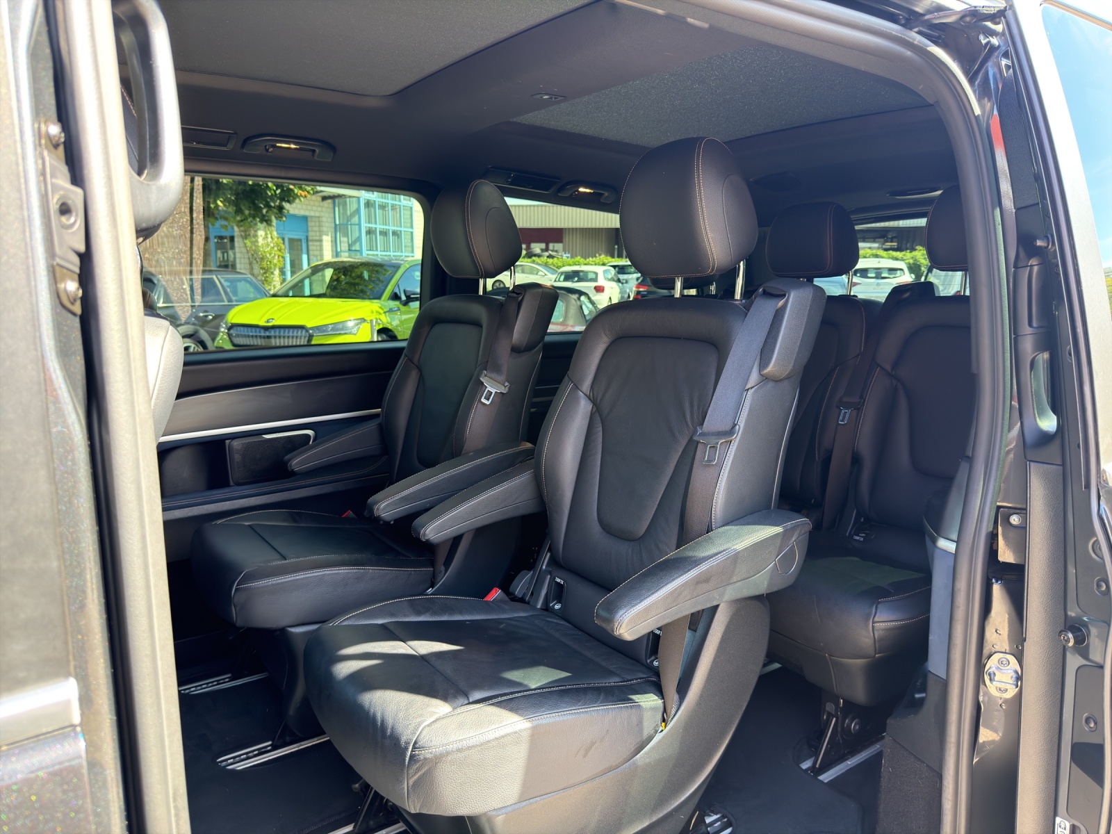 MERCEDES-BENZ EQV 300 lang-image-9