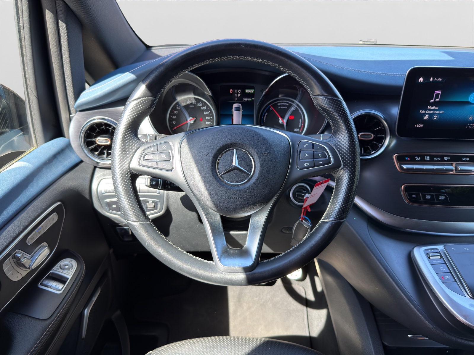 MERCEDES-BENZ EQV 300 lang-image-13