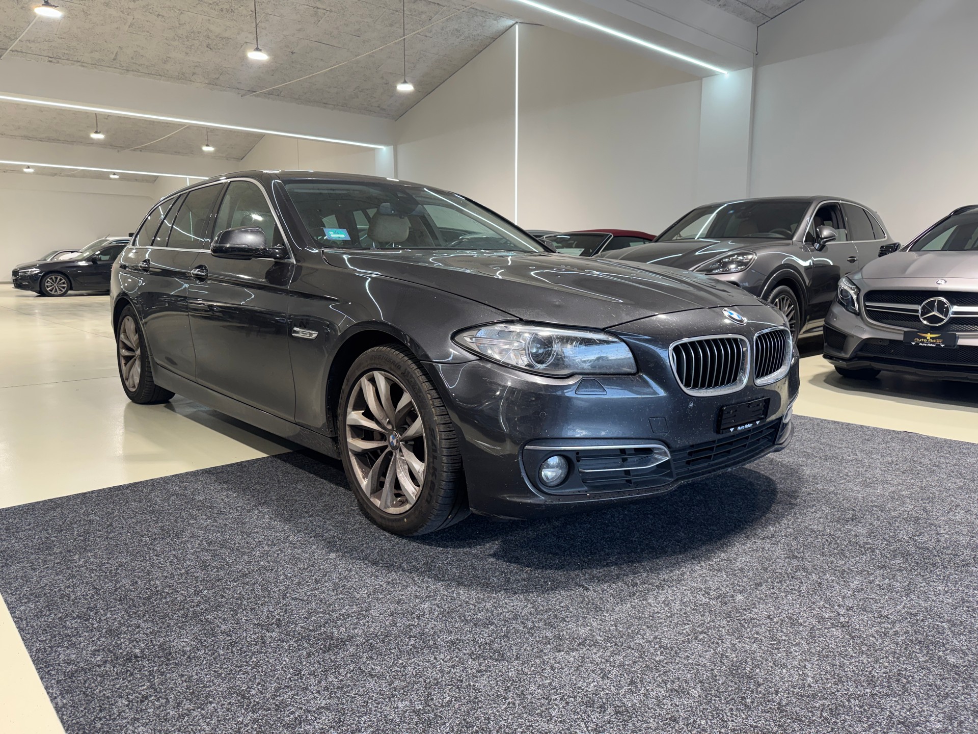 BMW 530d Touring Luxury Line Steptronic-showroom-element-2