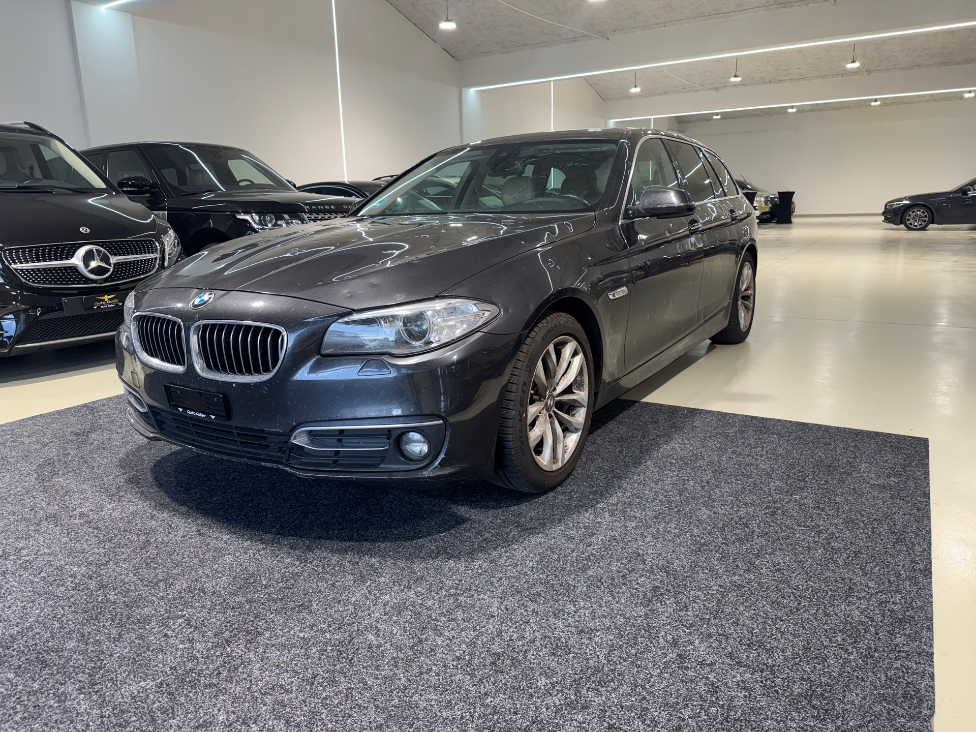 BMW 530d Touring Luxury Line Steptronic-showroom-element-1