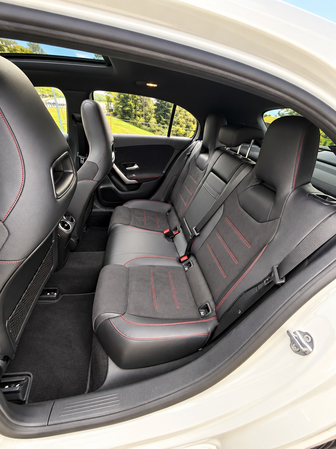 MERCEDES-BENZ A 200 AMG Line-image-5