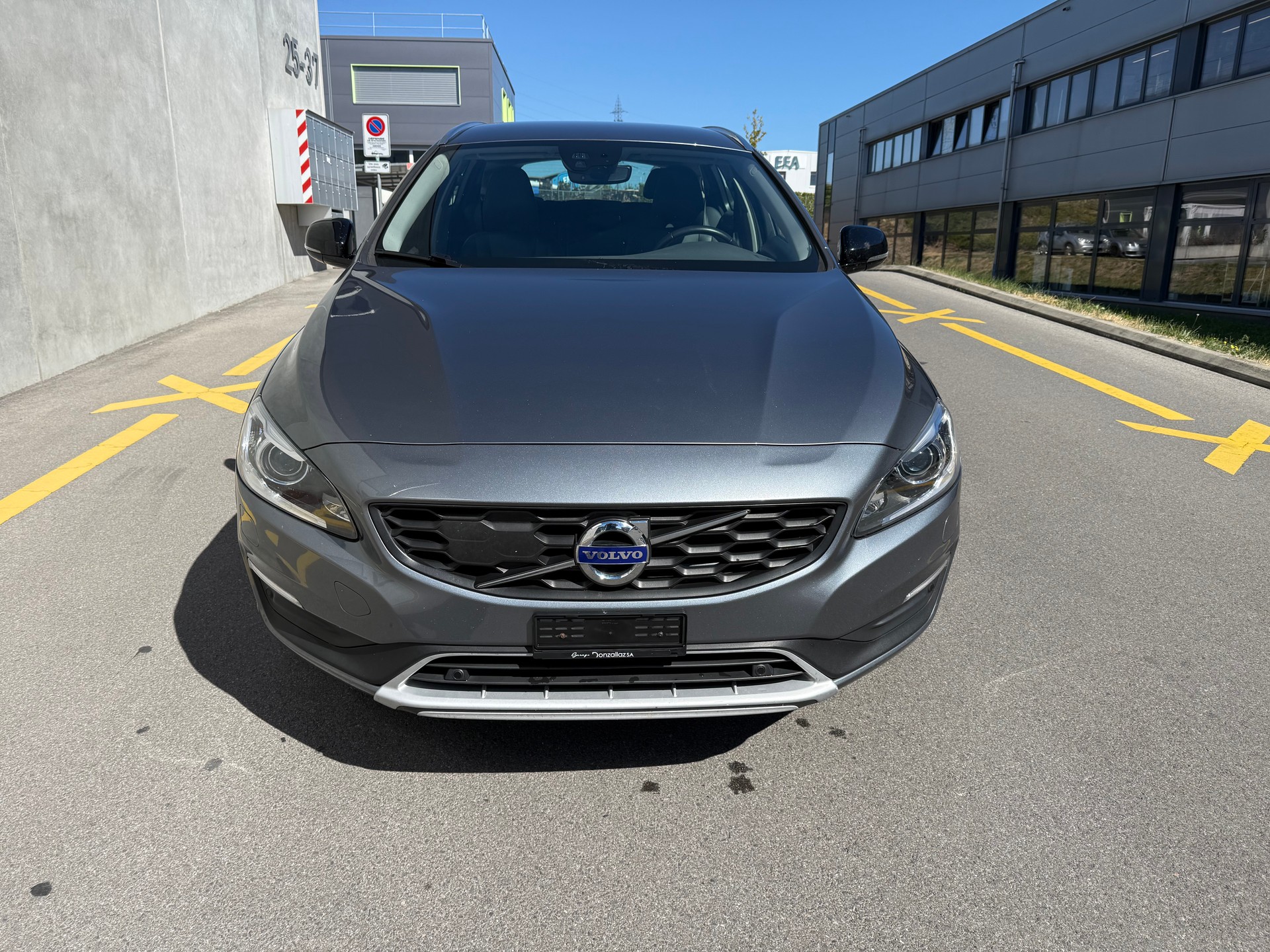 VOLVO V60 Cross Country D4 AWD Momentum Geartronic(M)-showroom-element-1