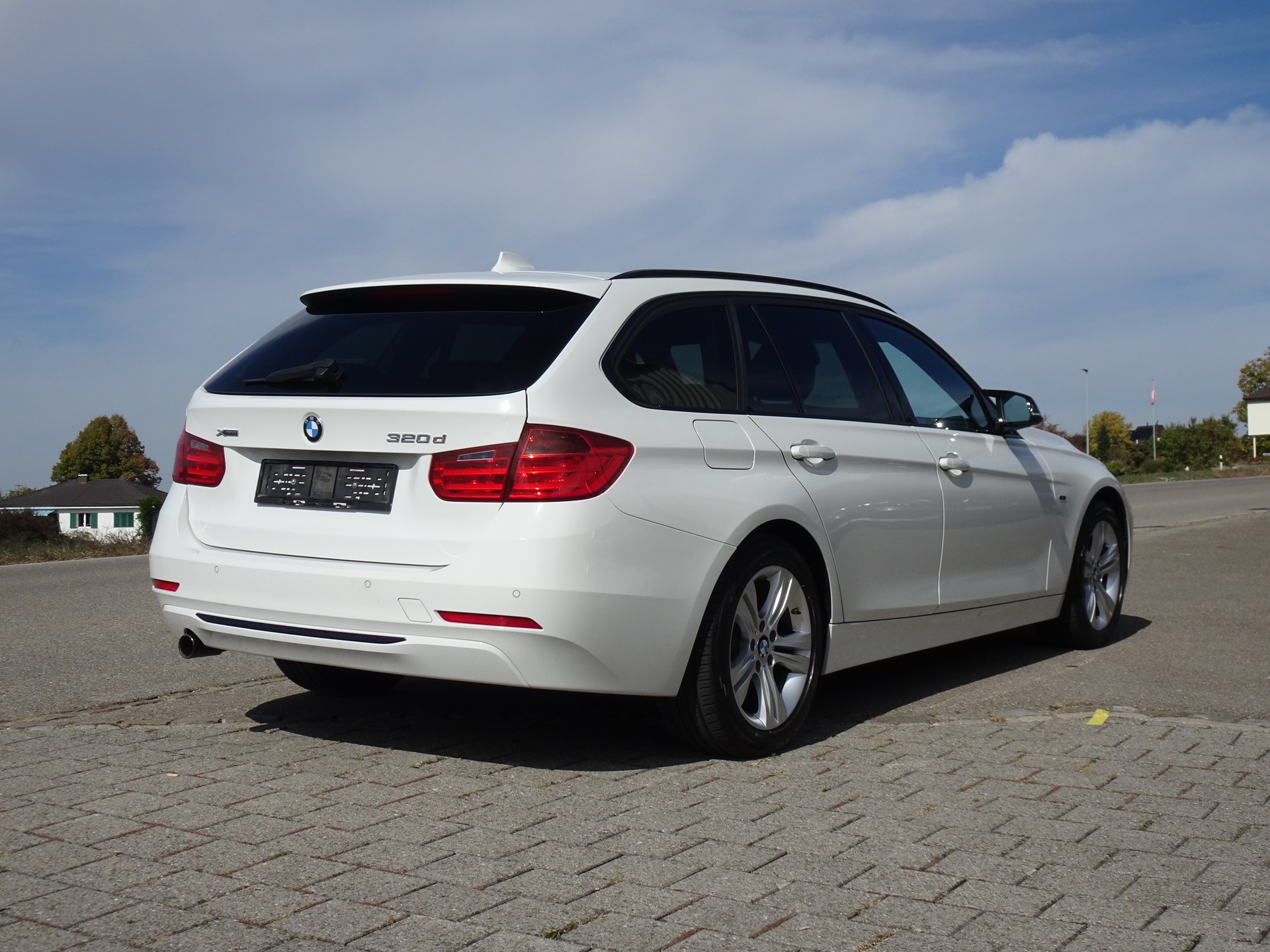 BMW 320d xDrive Touring Sport Line Steptronic-image-3