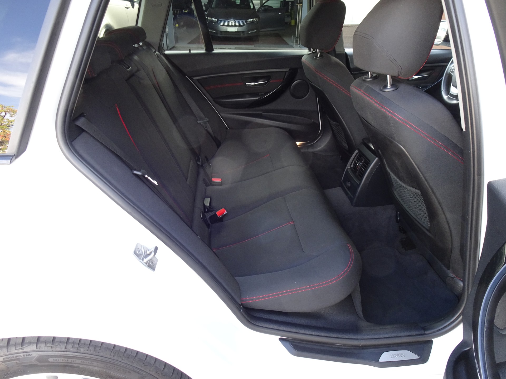 BMW 320d xDrive Touring Sport Line Steptronic-image-10