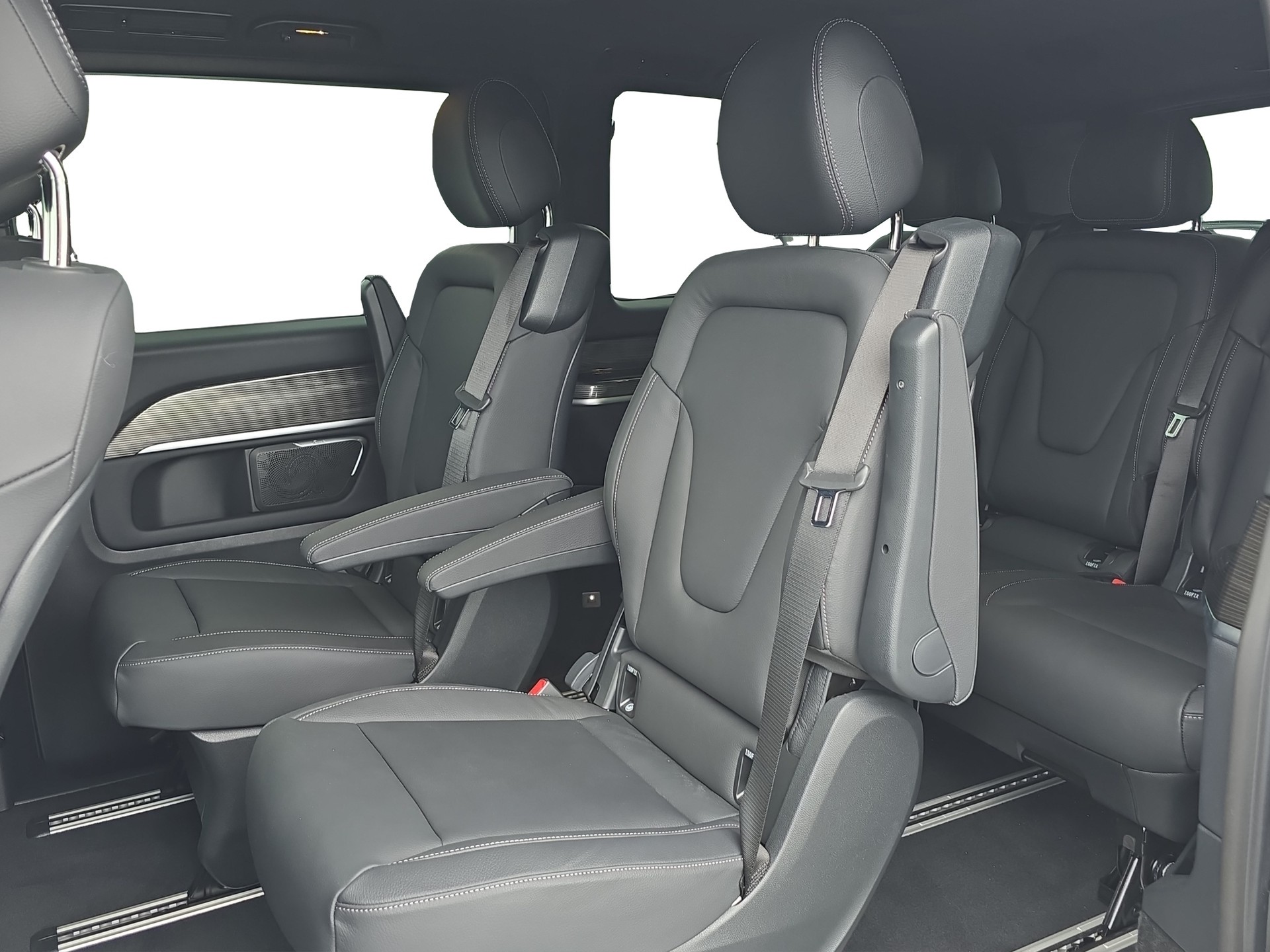 MERCEDES-BENZ EQV 300 lang-image-9
