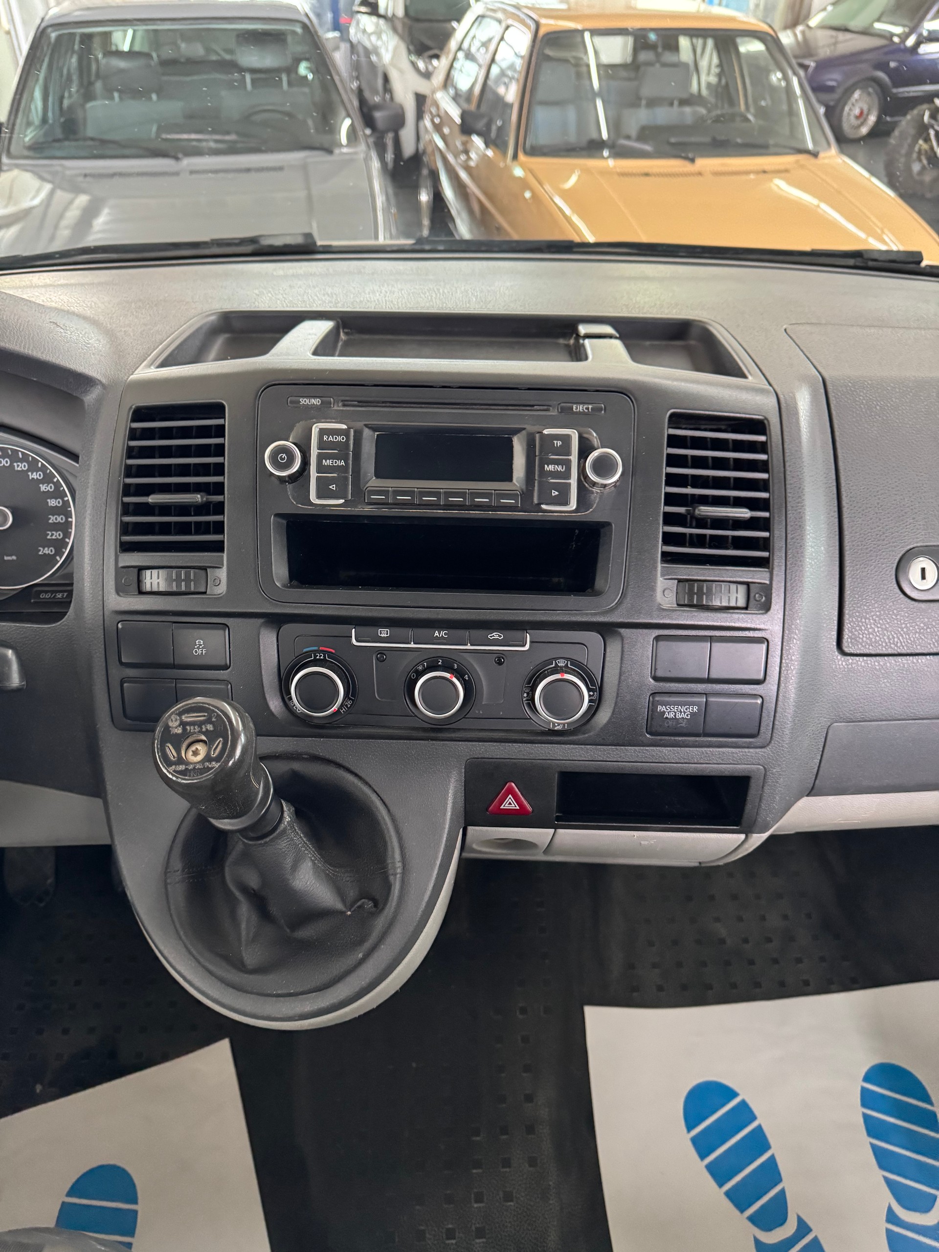 VW T5 2.0 TDI-image-16
