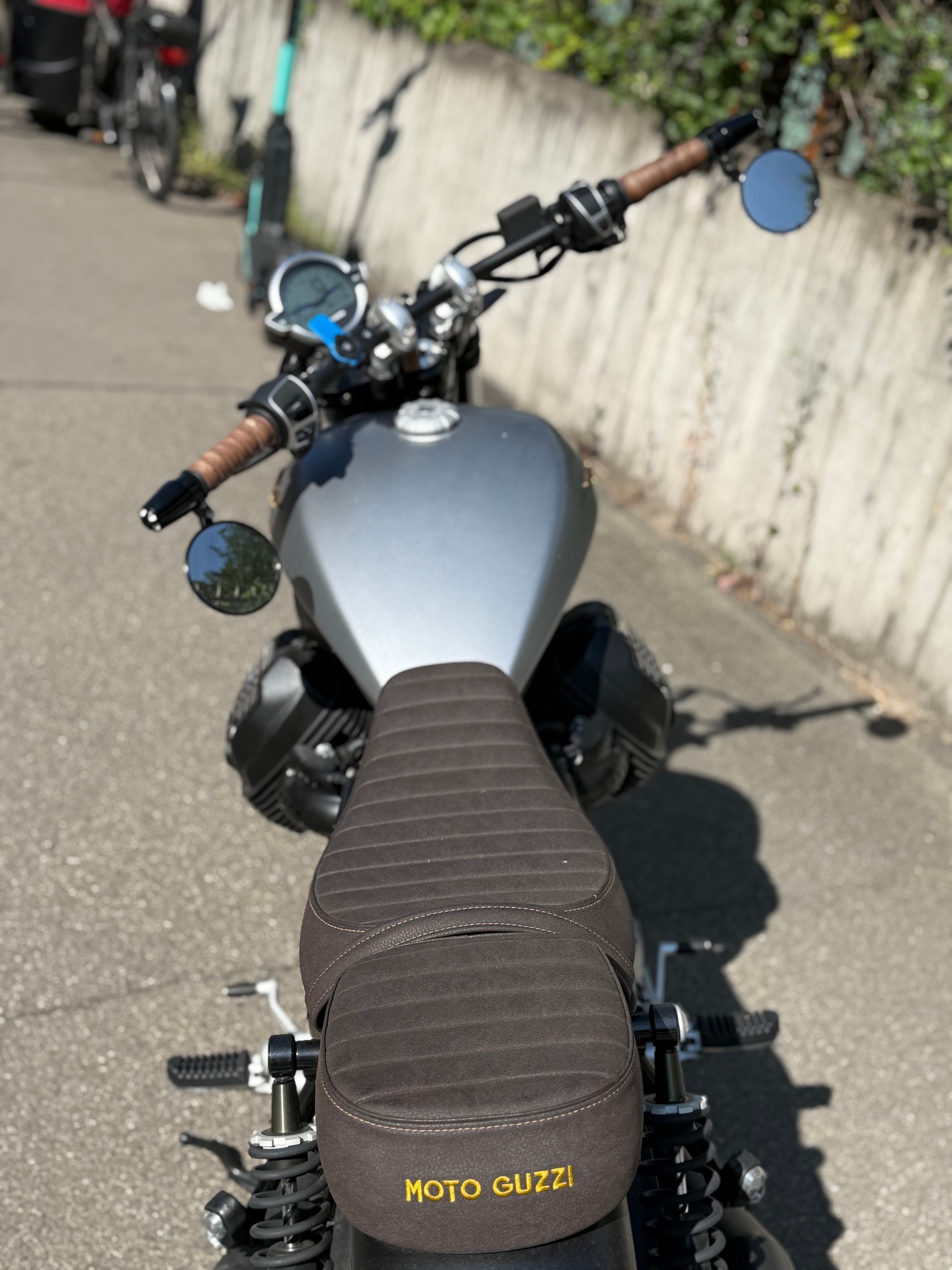 MOTO GUZZI Bobber-image-2