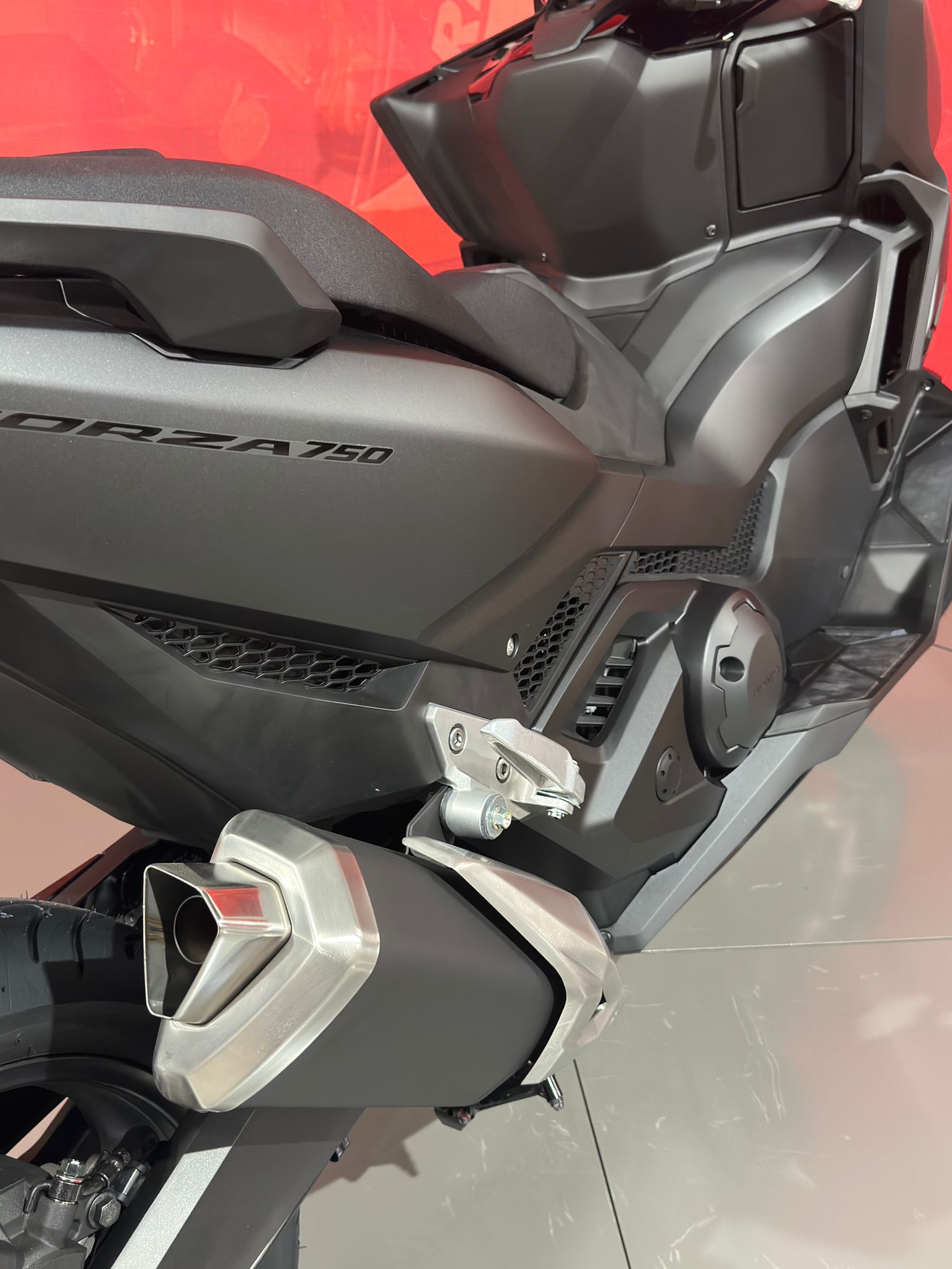 HONDA FORZA 750*Modell 2026**Neufahrzeug**Matte Ballistic Black Metallic*-image-9