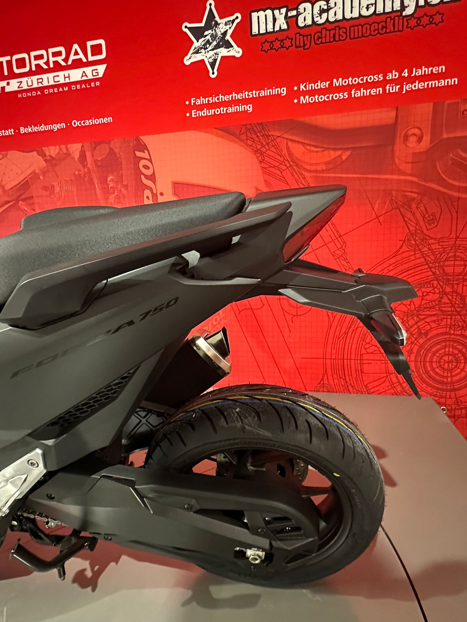 HONDA FORZA 750*Modell 2026**Neufahrzeug**Matte Ballistic Black Metallic*-image-8