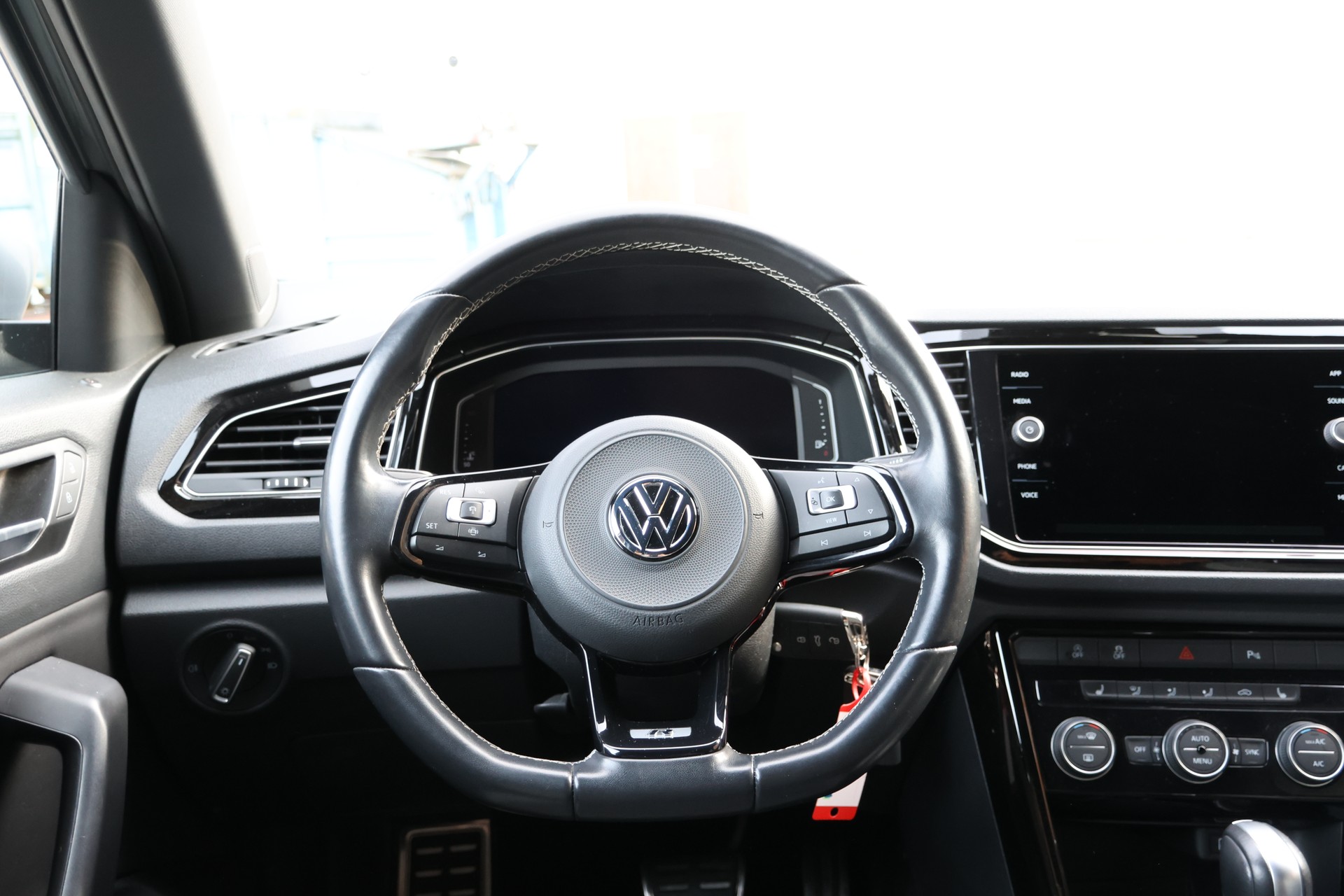 VW T-Roc 2.0 TSI R DSG 4Motion-image-5