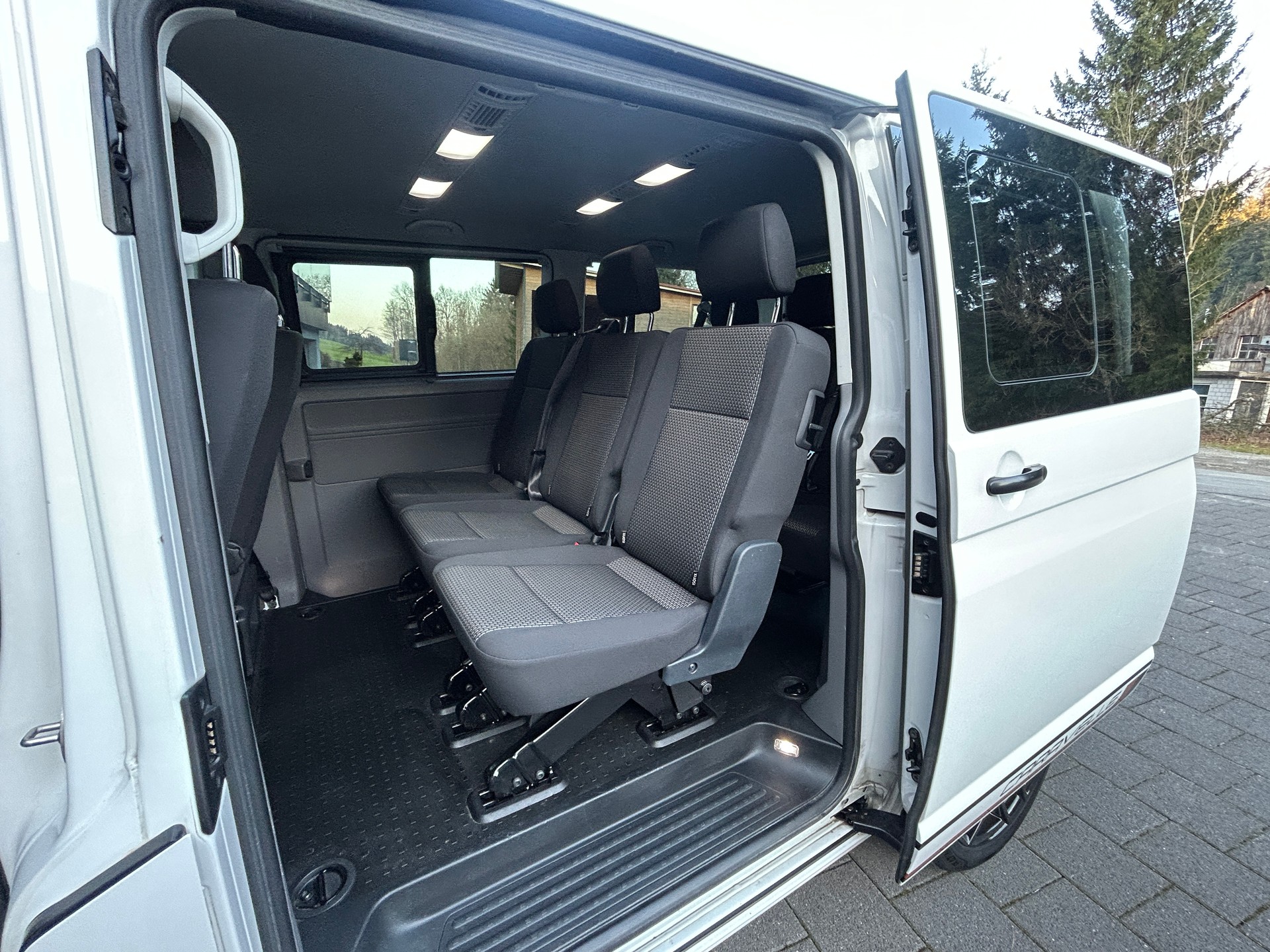 VW T6.1 Caravelle 2.0 TDI Trendline 4Motion-image-12