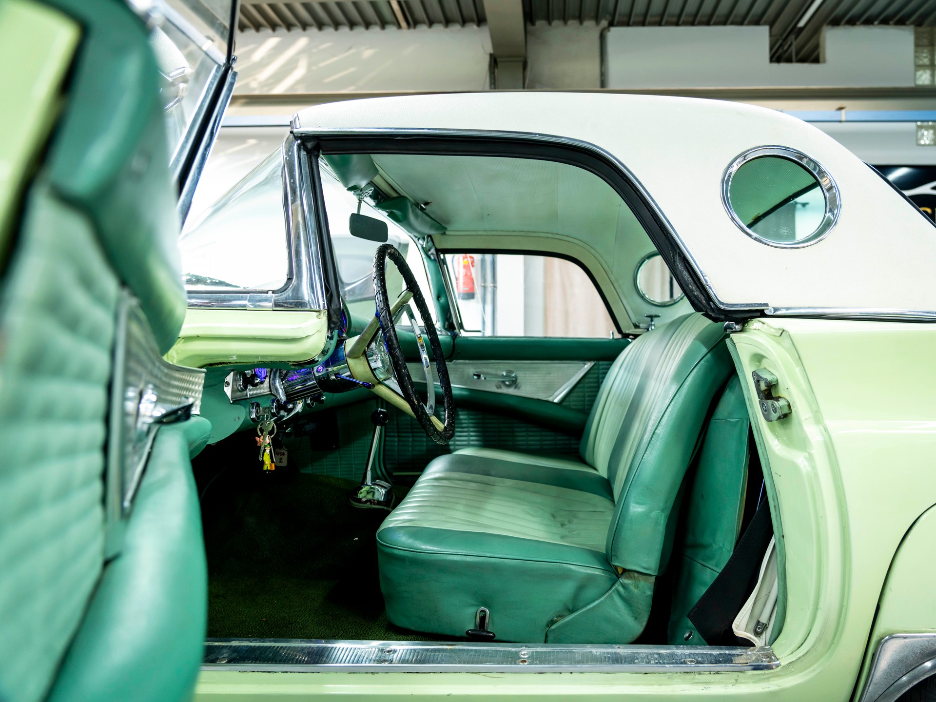 FORD Thunderbird 5.2 Liter V8 245PS-image-15