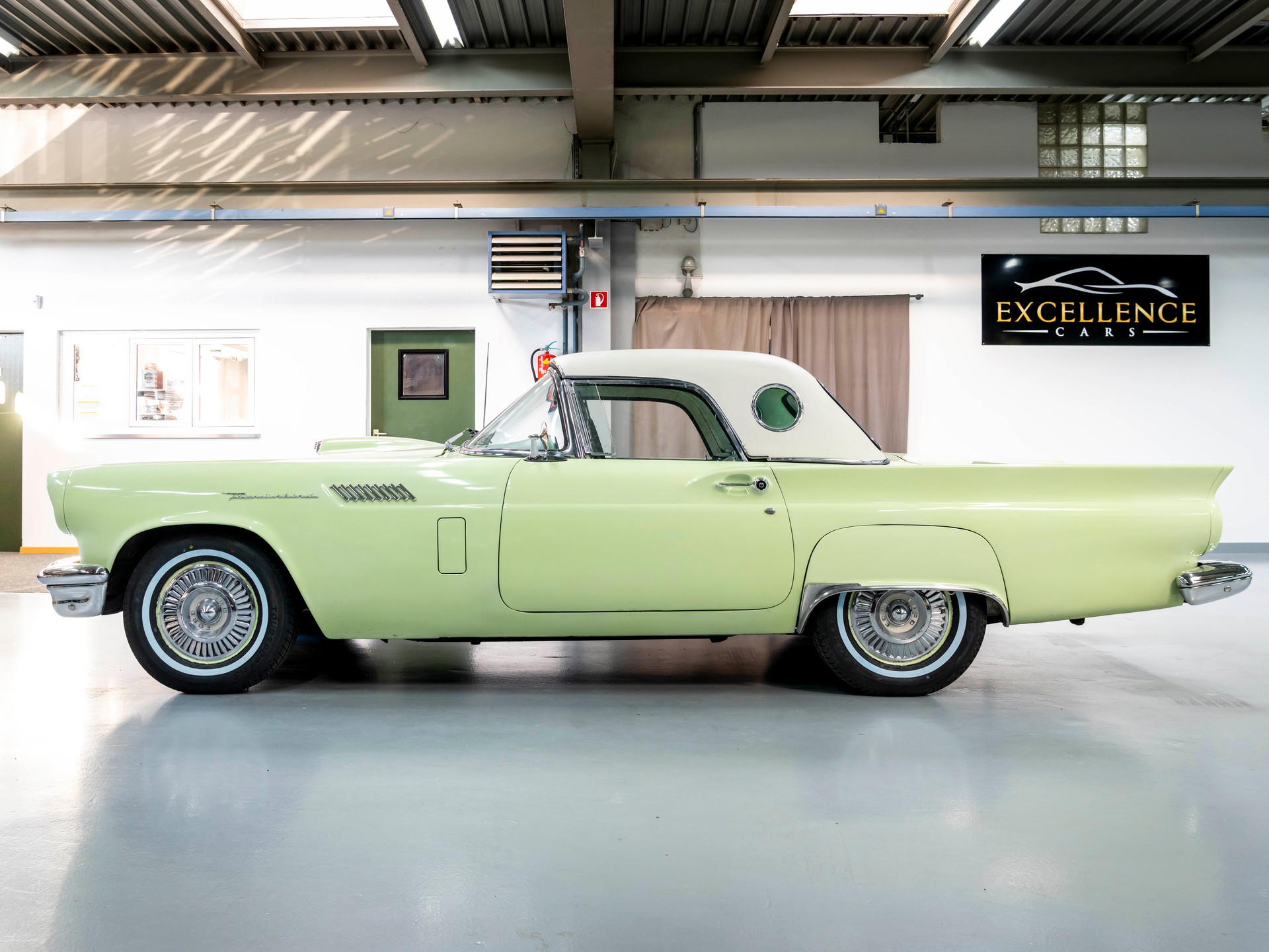 FORD Thunderbird 5.2 Liter V8 245PS-showroom-element-3