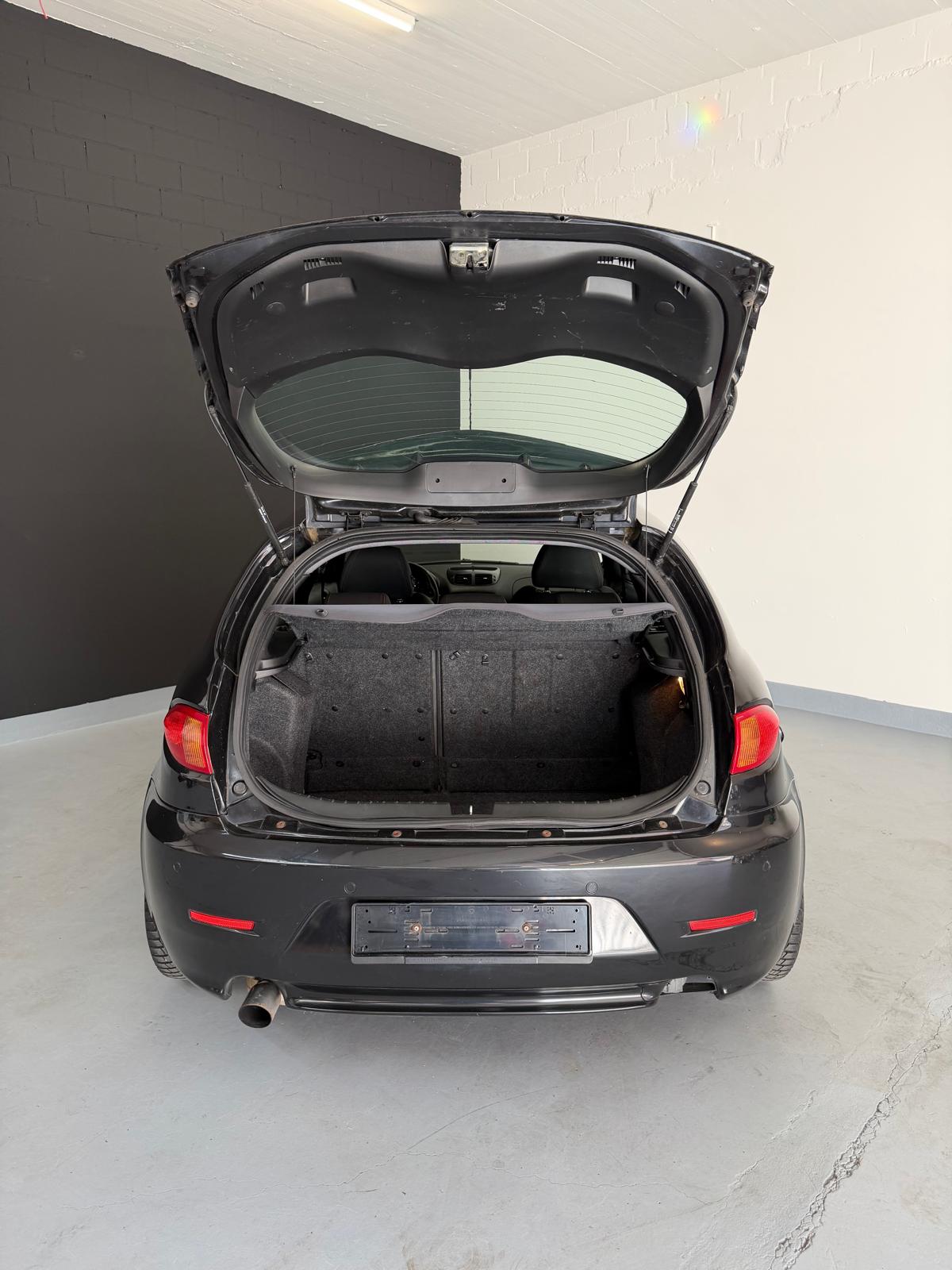 ALFA ROMEO 147 1.9 16V JTD Q2 ***CH-Fahrzeug***-image-5