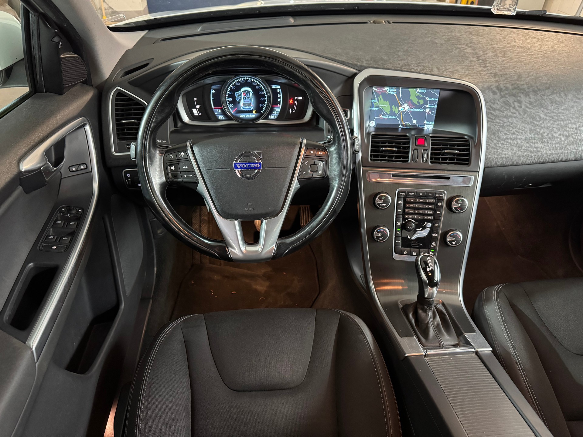 VOLVO XC60 D4 AWD Summum Geartronic-image-7