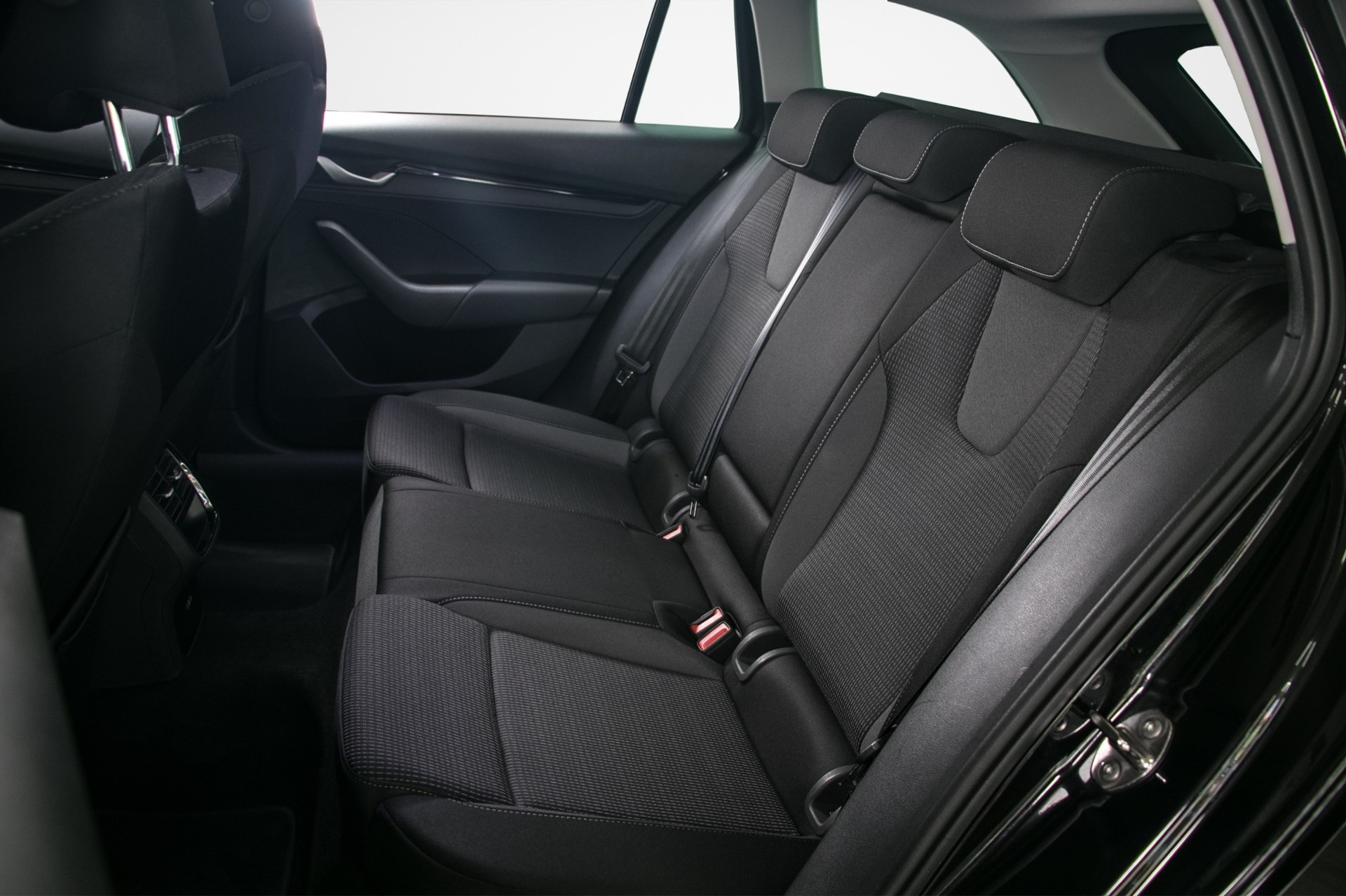 SKODA Octavia Combi 2.0 TDI DSG Selection-image-12