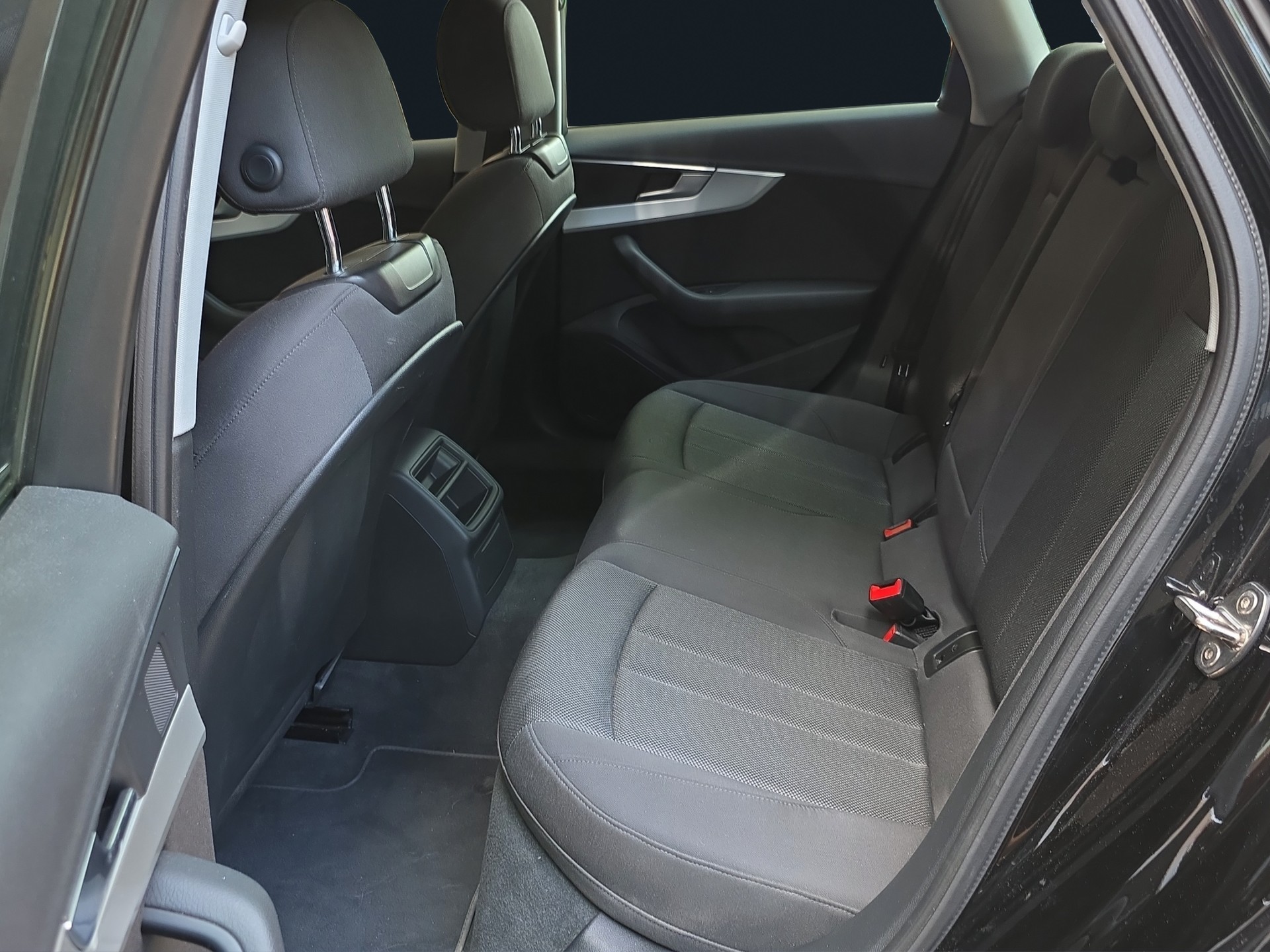 AUDI A4 Avant 2.0 TDI S-tronic-image-10