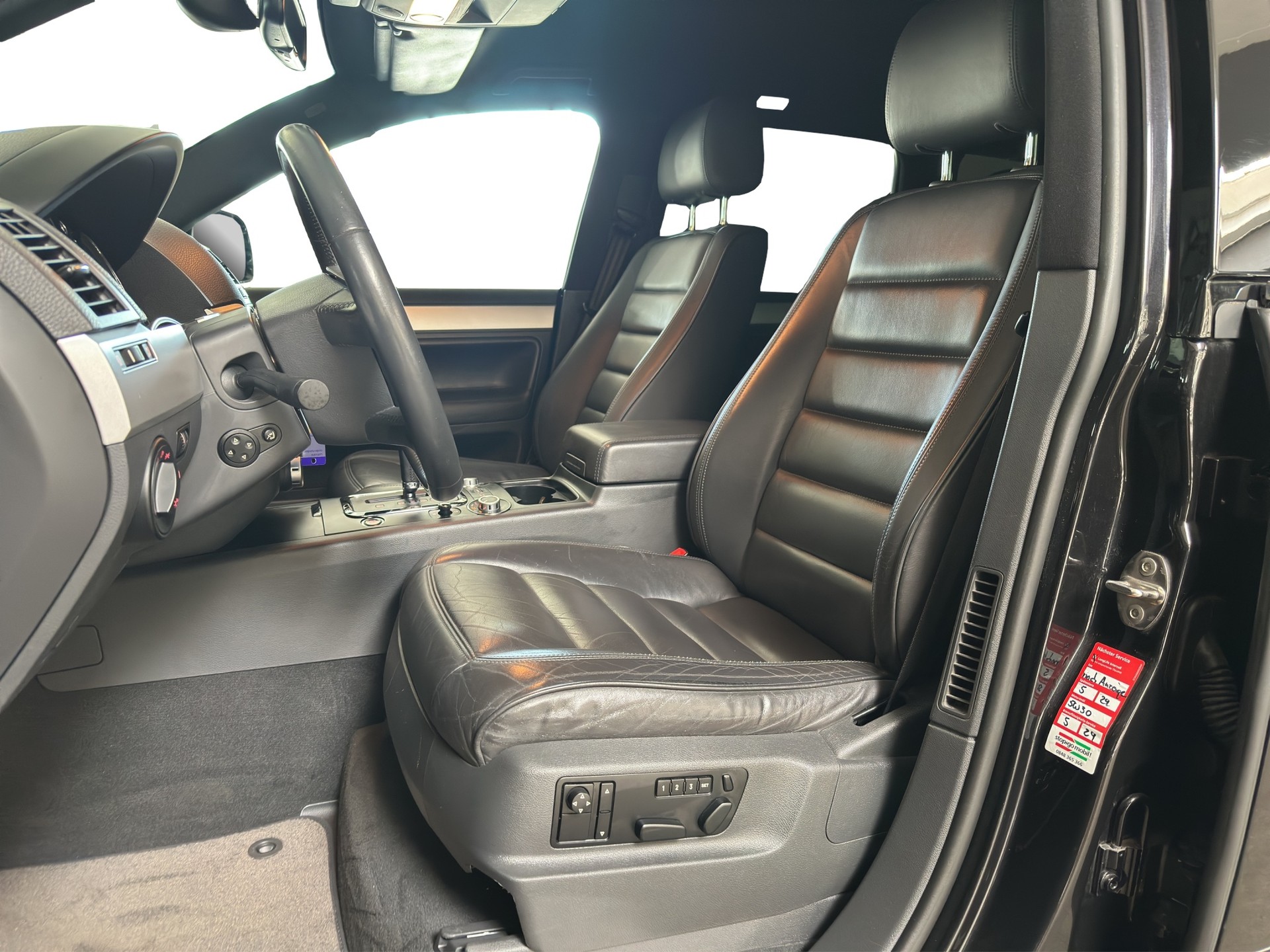VW Touareg 5.0 TDI V10 Automatic-image-21