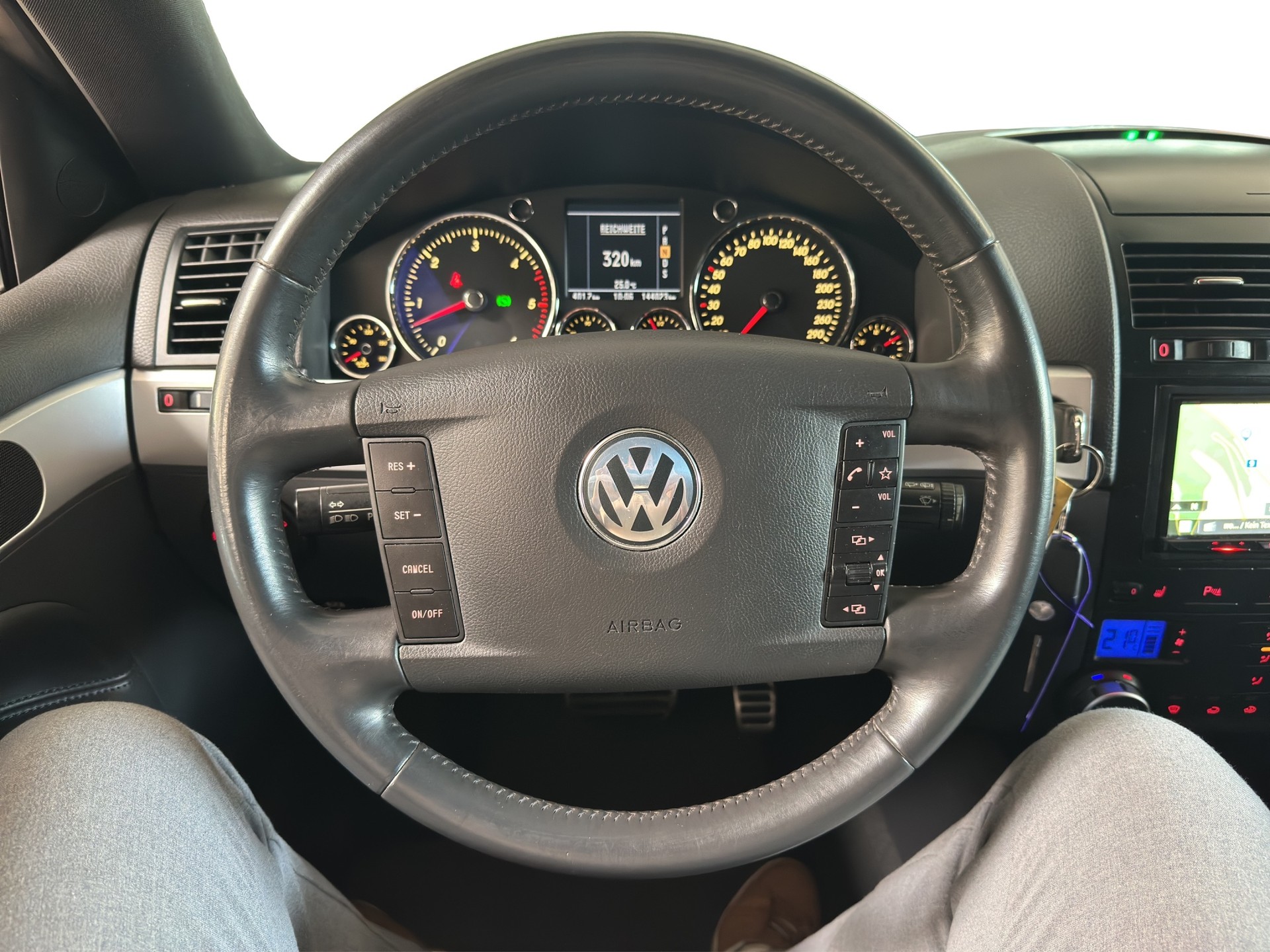 VW Touareg 5.0 TDI V10 Automatic-image-22