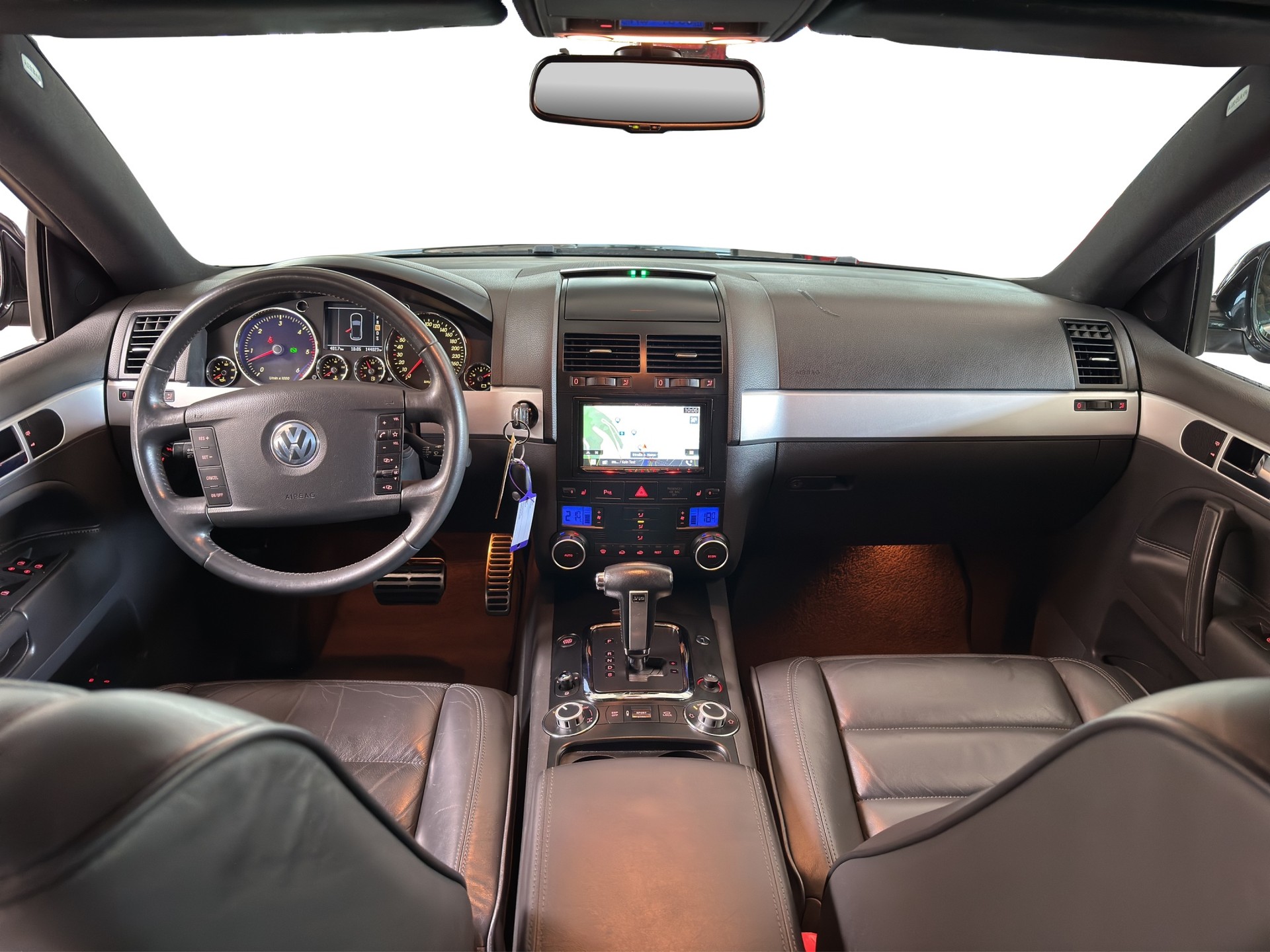VW Touareg 5.0 TDI V10 Automatic-image-17