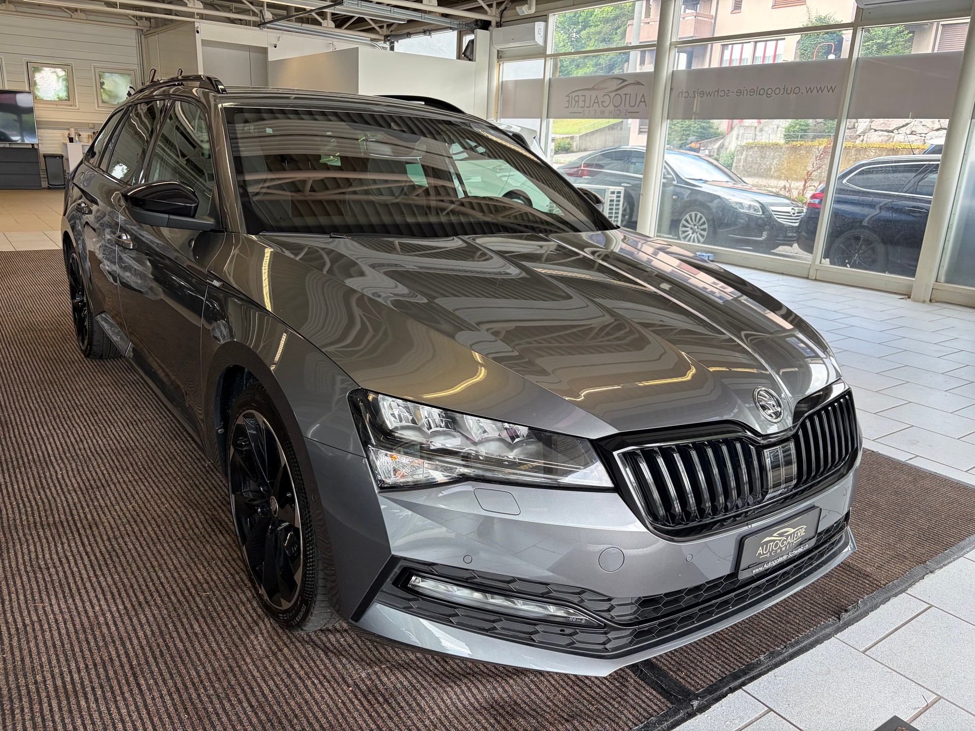 SKODA Superb Combi 2.0 TDi SportLine 4x4 DSG | CH Fzg. | AHK schwenkbar | DCC | Area View | 19" |-image-36