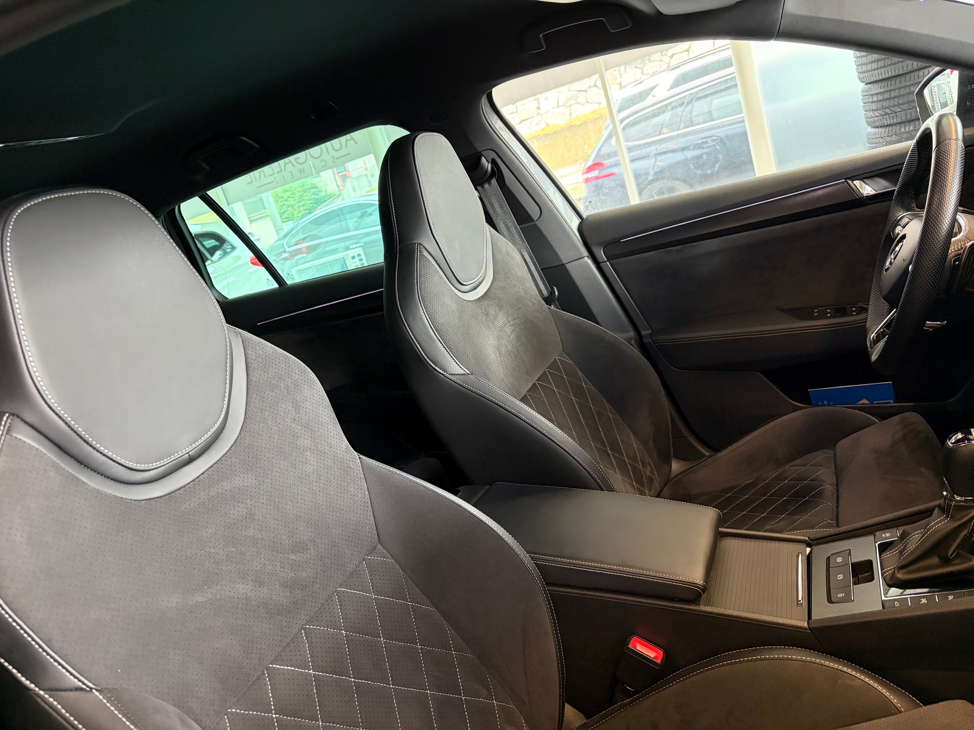 SKODA Superb Combi 2.0 TDi SportLine 4x4 DSG | CH Fzg. | AHK schwenkbar | DCC | Area View | 19" |-image-34