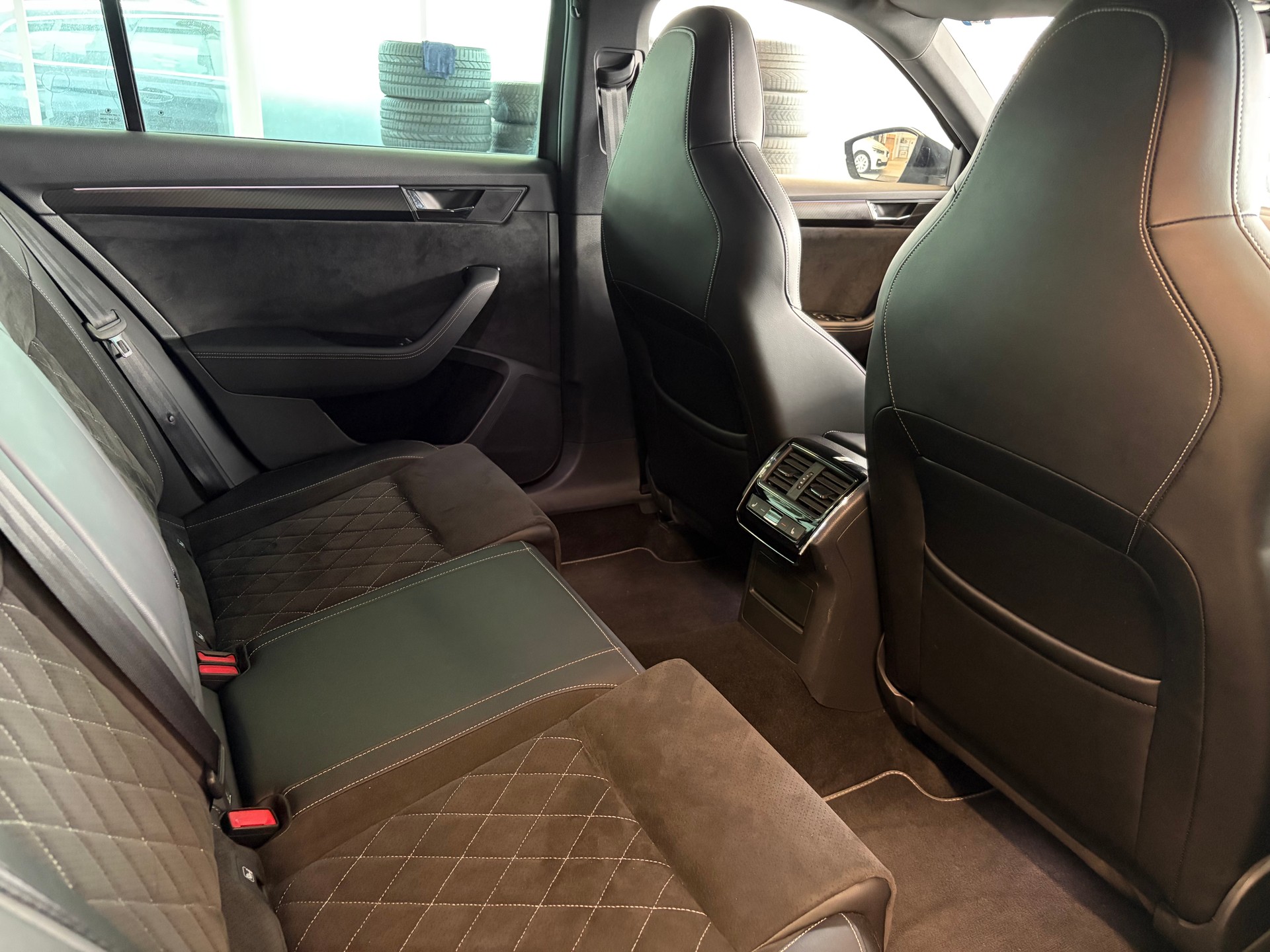 SKODA Superb Combi 2.0 TDi SportLine 4x4 DSG | CH Fzg. | AHK schwenkbar | DCC | Area View | 19" |-image-32