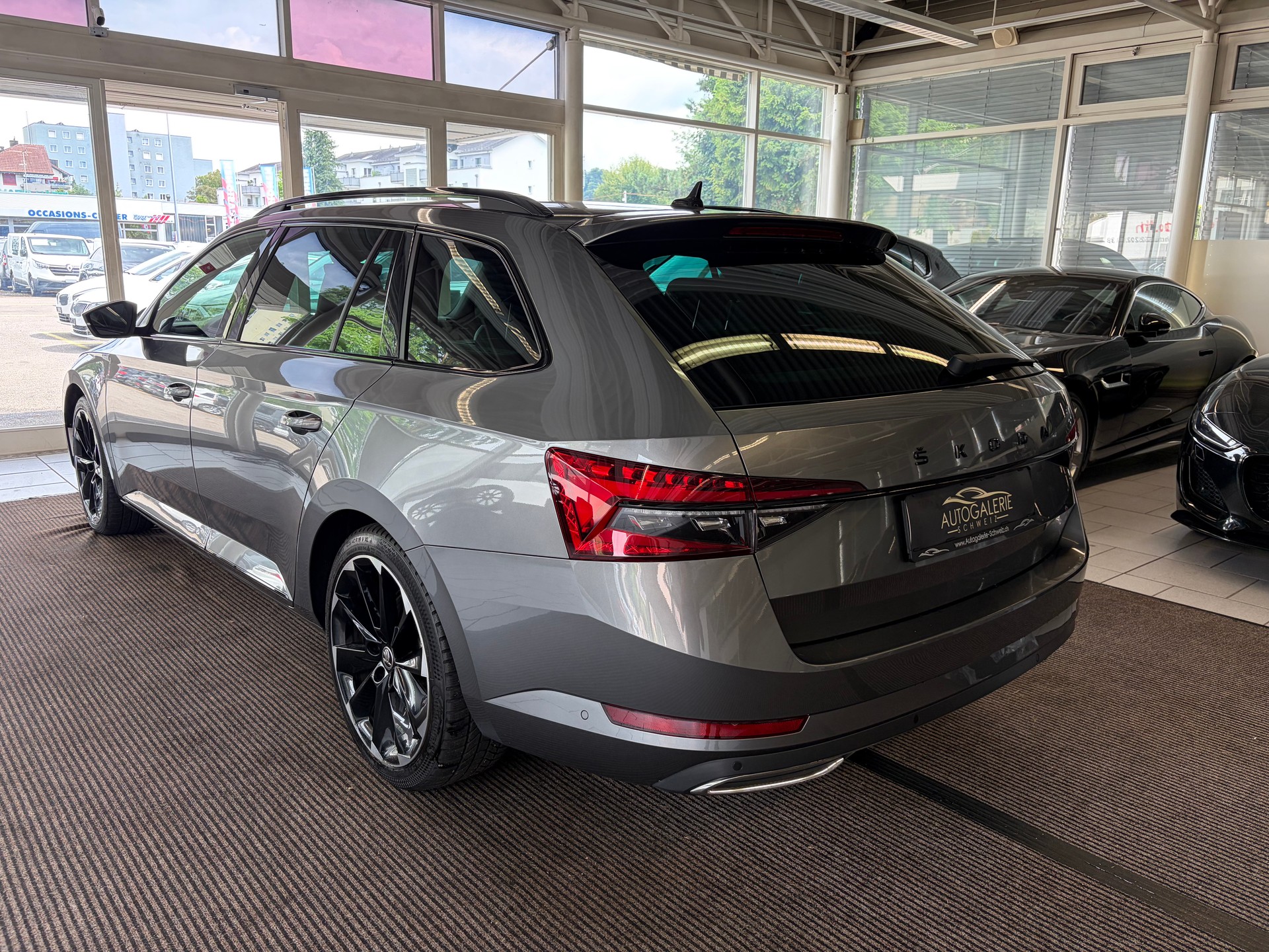 SKODA Superb Combi 2.0 TDi SportLine 4x4 DSG | CH Fzg. | AHK schwenkbar | DCC | Area View | 19" |-image-11