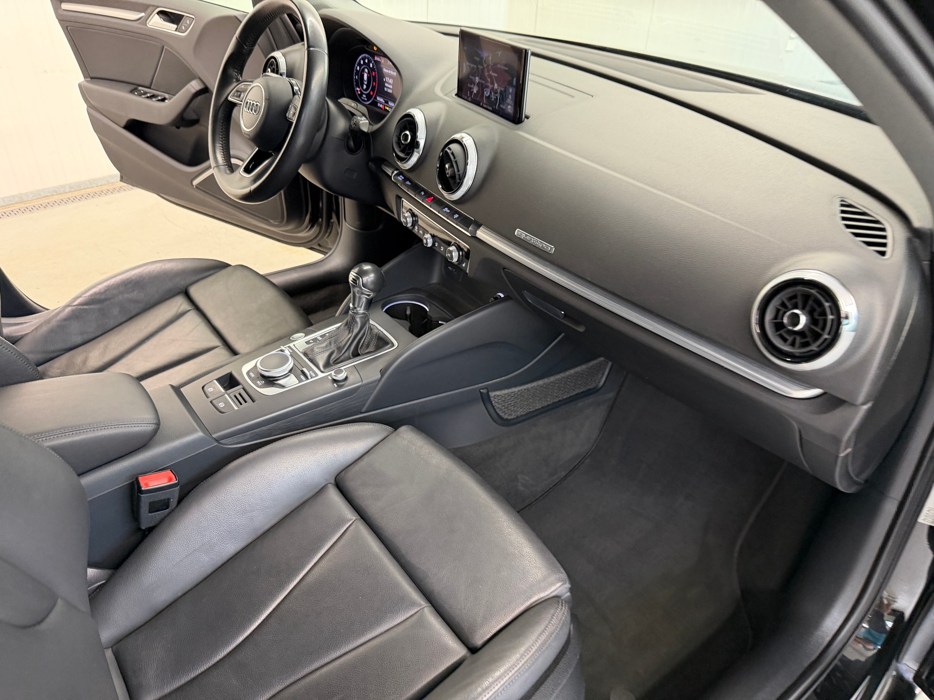 AUDI A3 Sportback 2.0 TFSI Sport quattro S-tronic-image-17