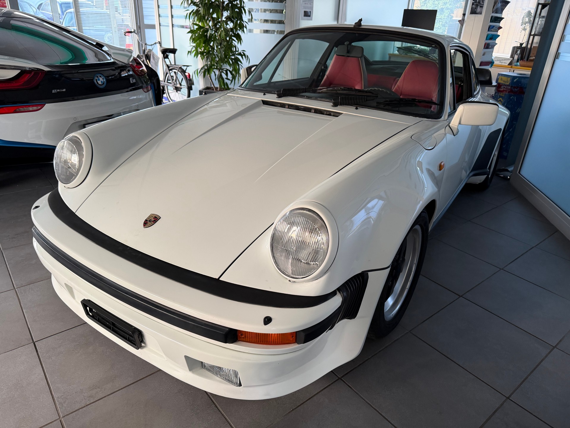 PORSCHE 911 Carrera Turbo-look-showroom-element-1
