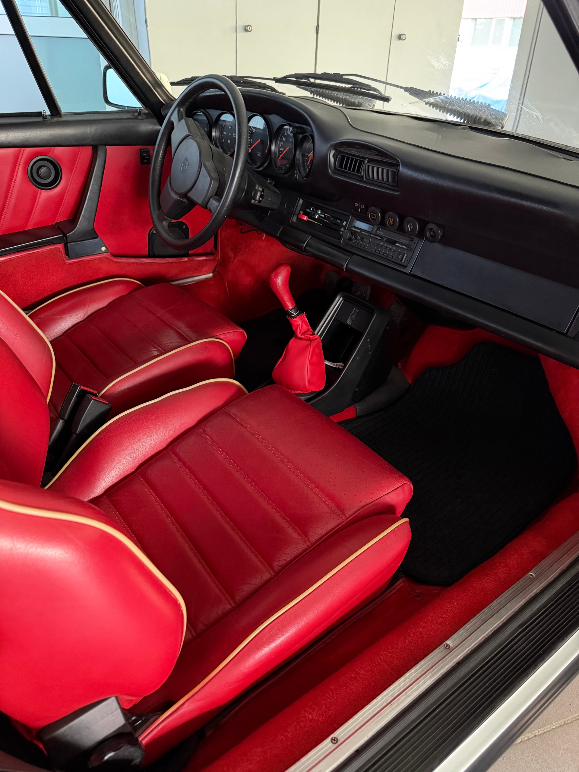 PORSCHE 911 Carrera Turbo-look-showroom-element-3