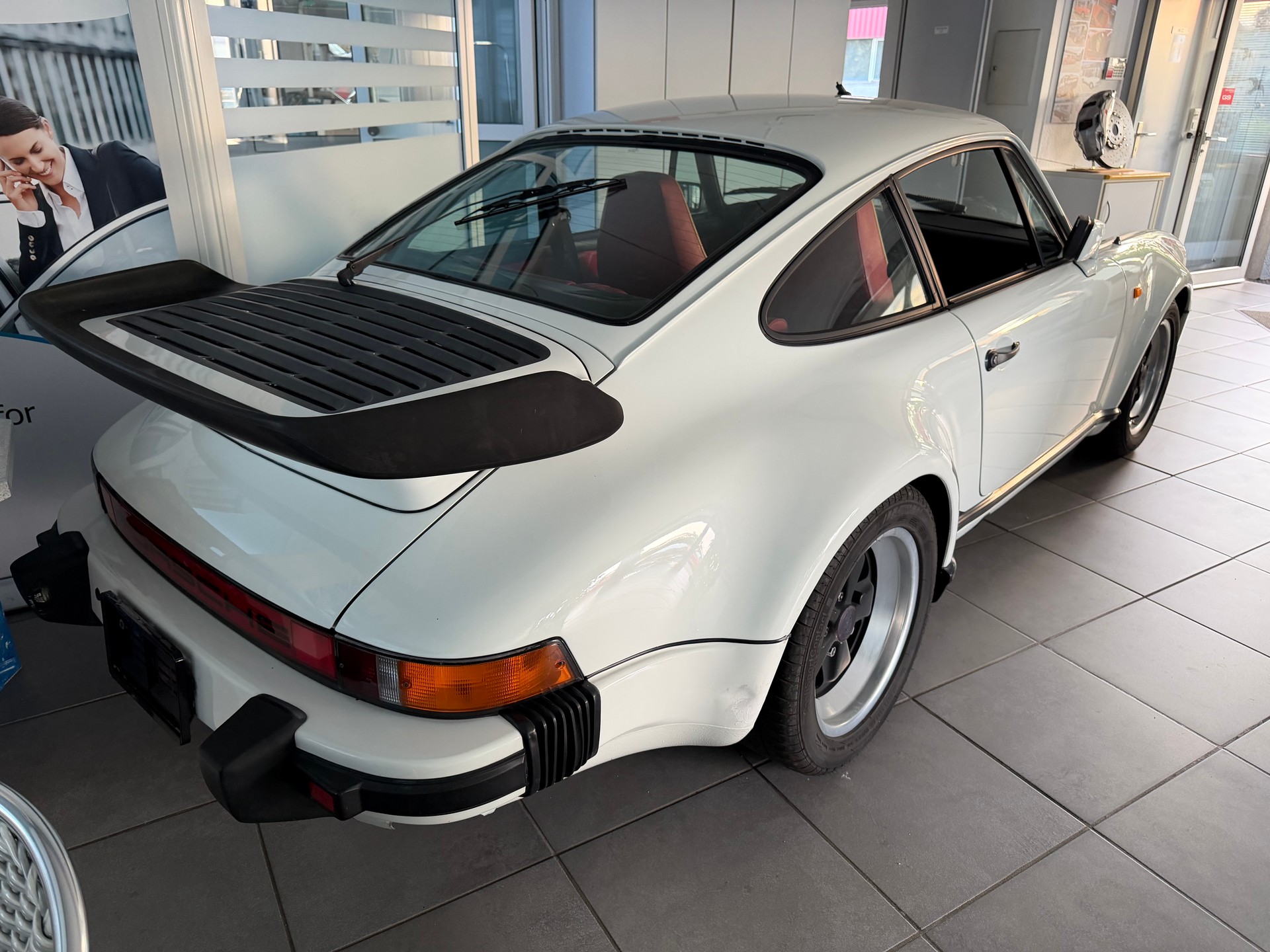 PORSCHE 911 Carrera Turbo-look-showroom-element-2