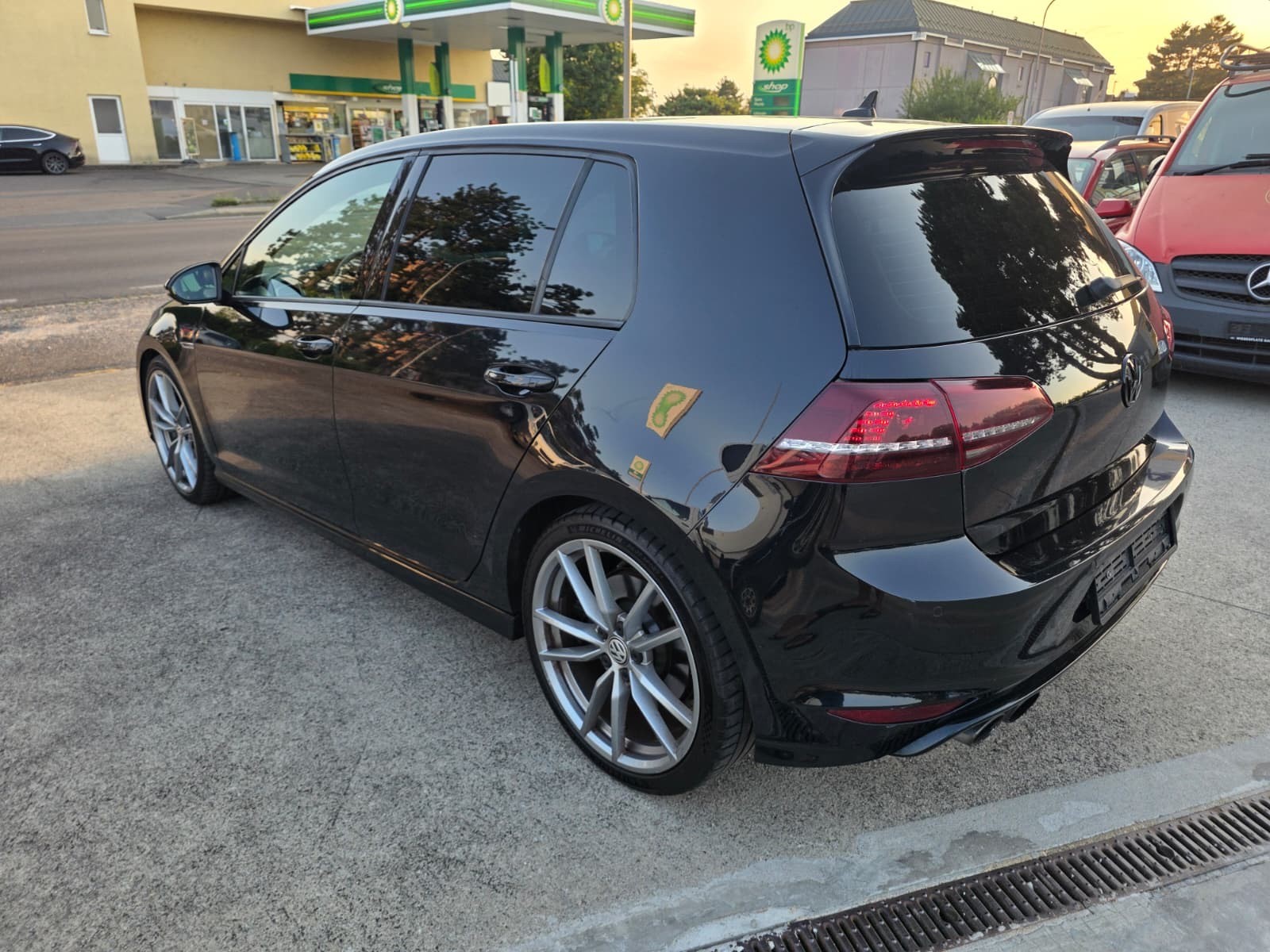 VW Golf 2.0 TSI R 4Motion-image-13