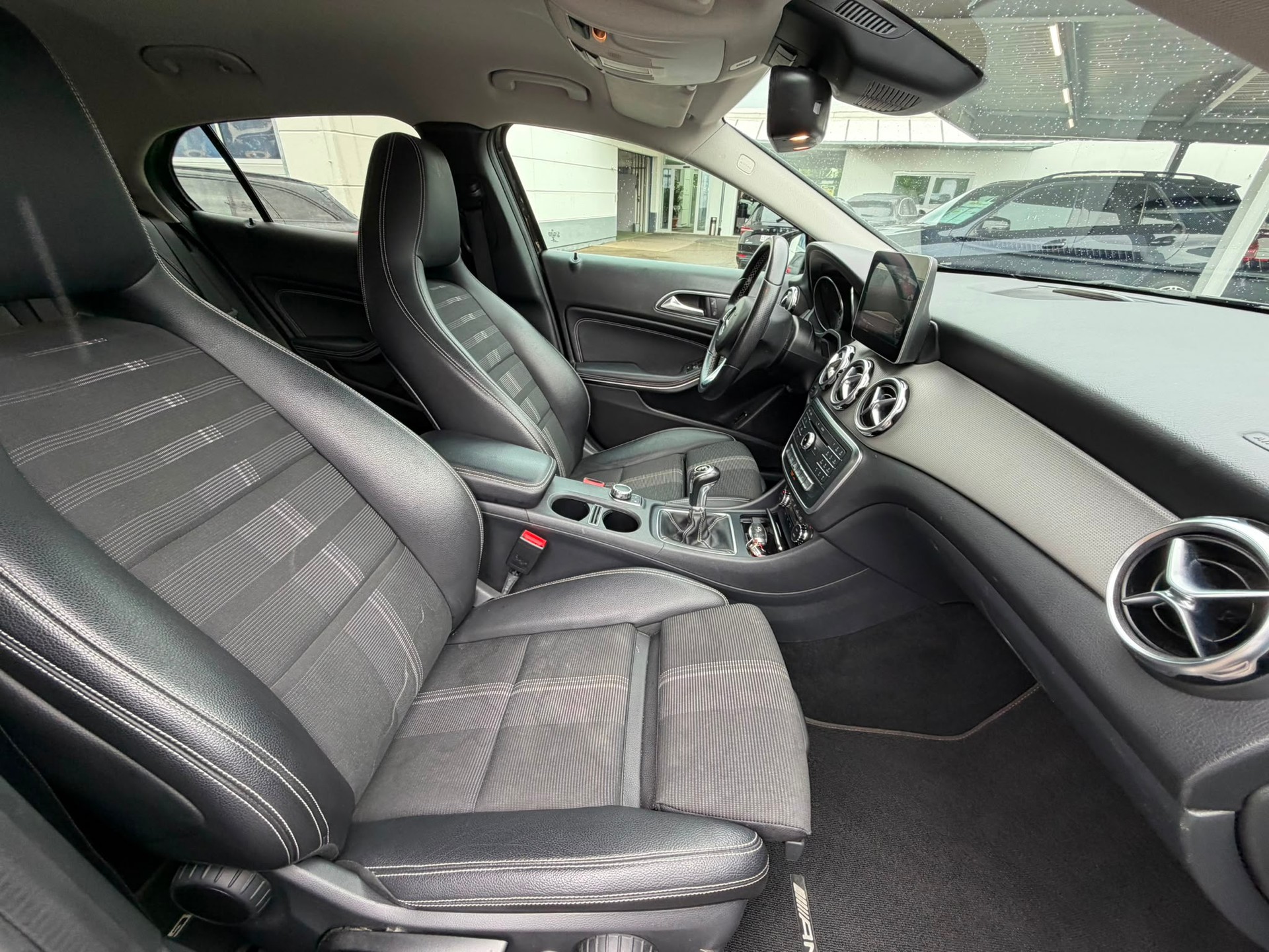 MERCEDES-BENZ GLA 200 Night Star-image-12
