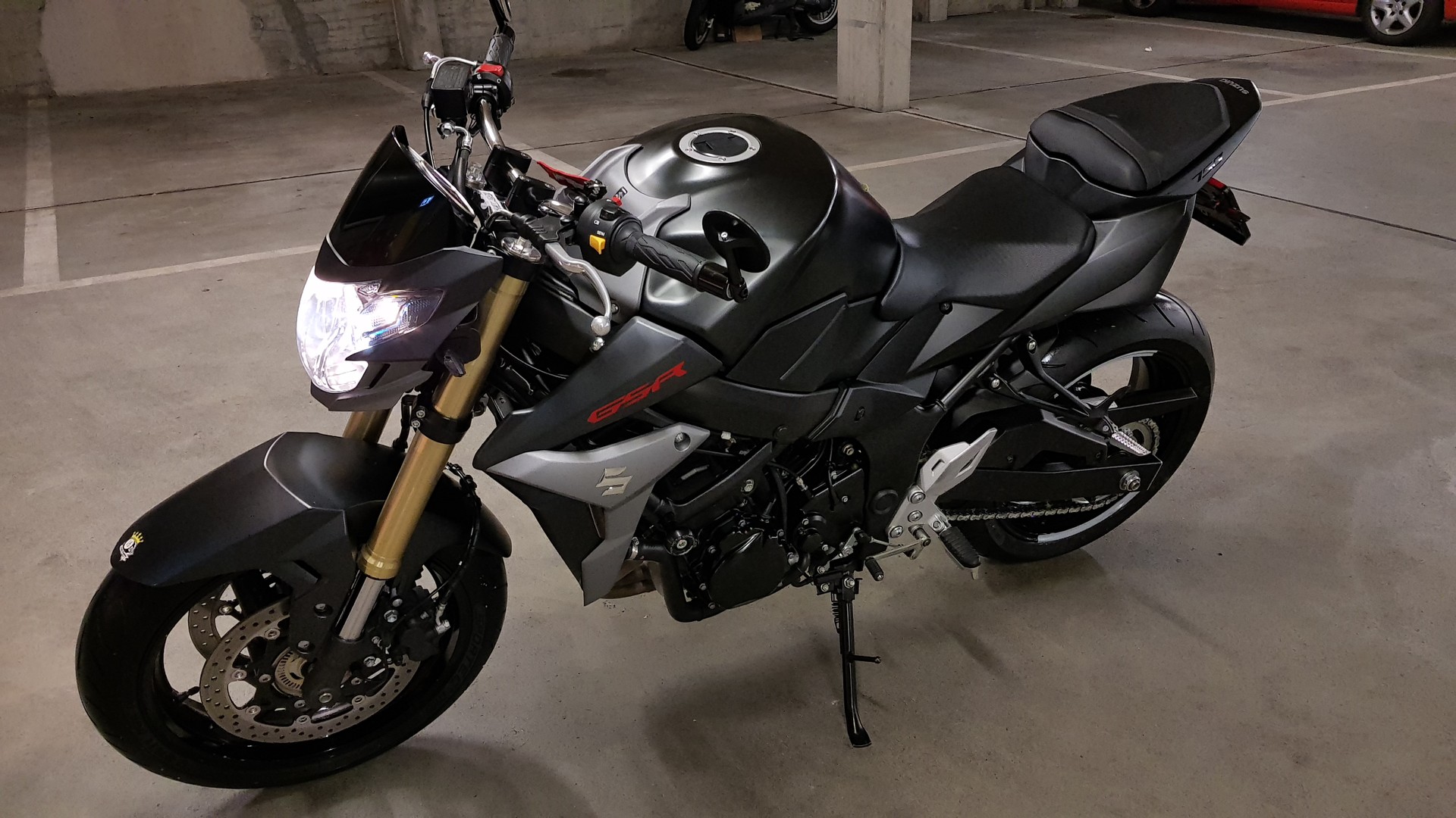 SUZUKI GSR 750-image-8