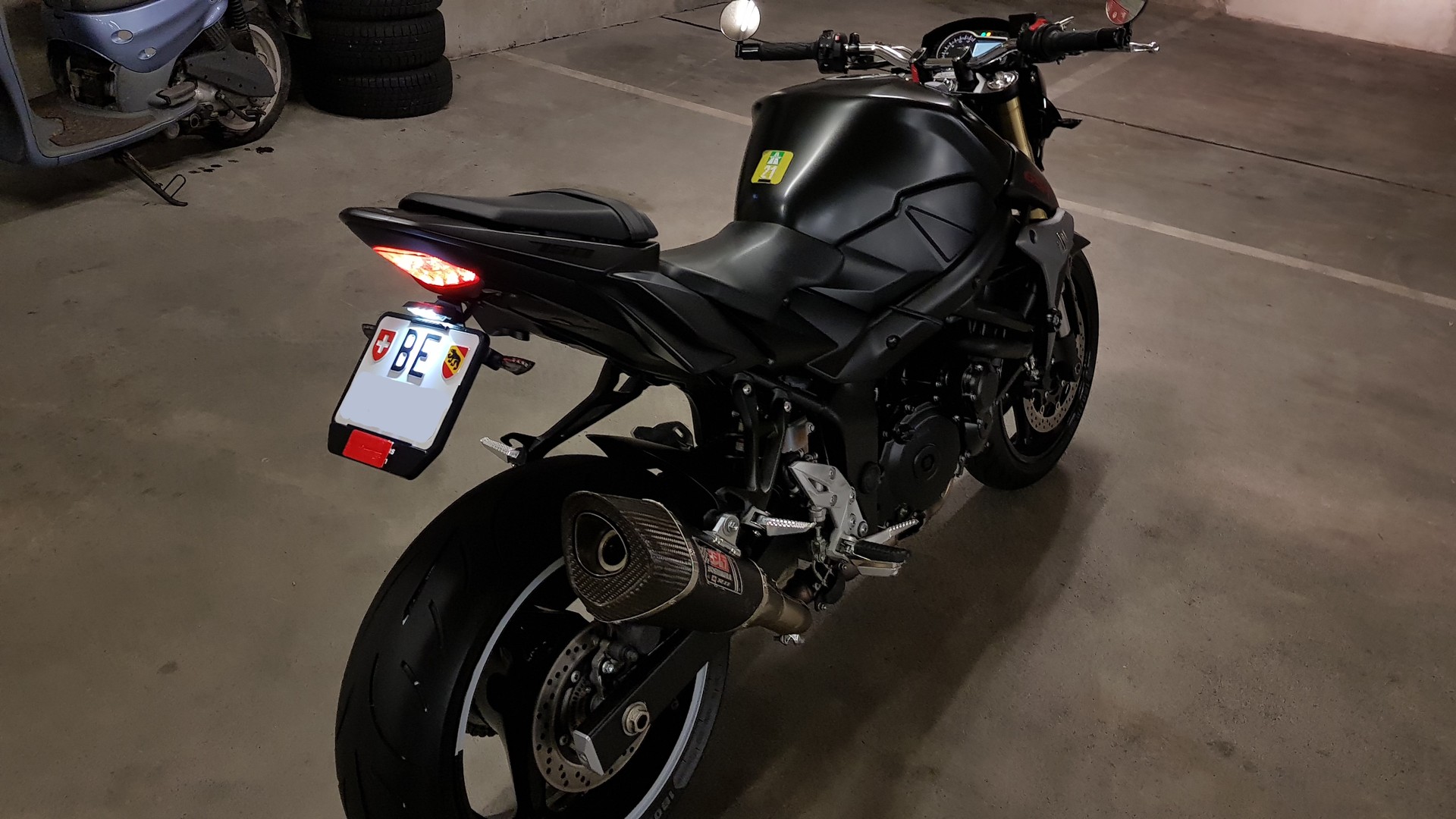 SUZUKI GSR 750-image-6